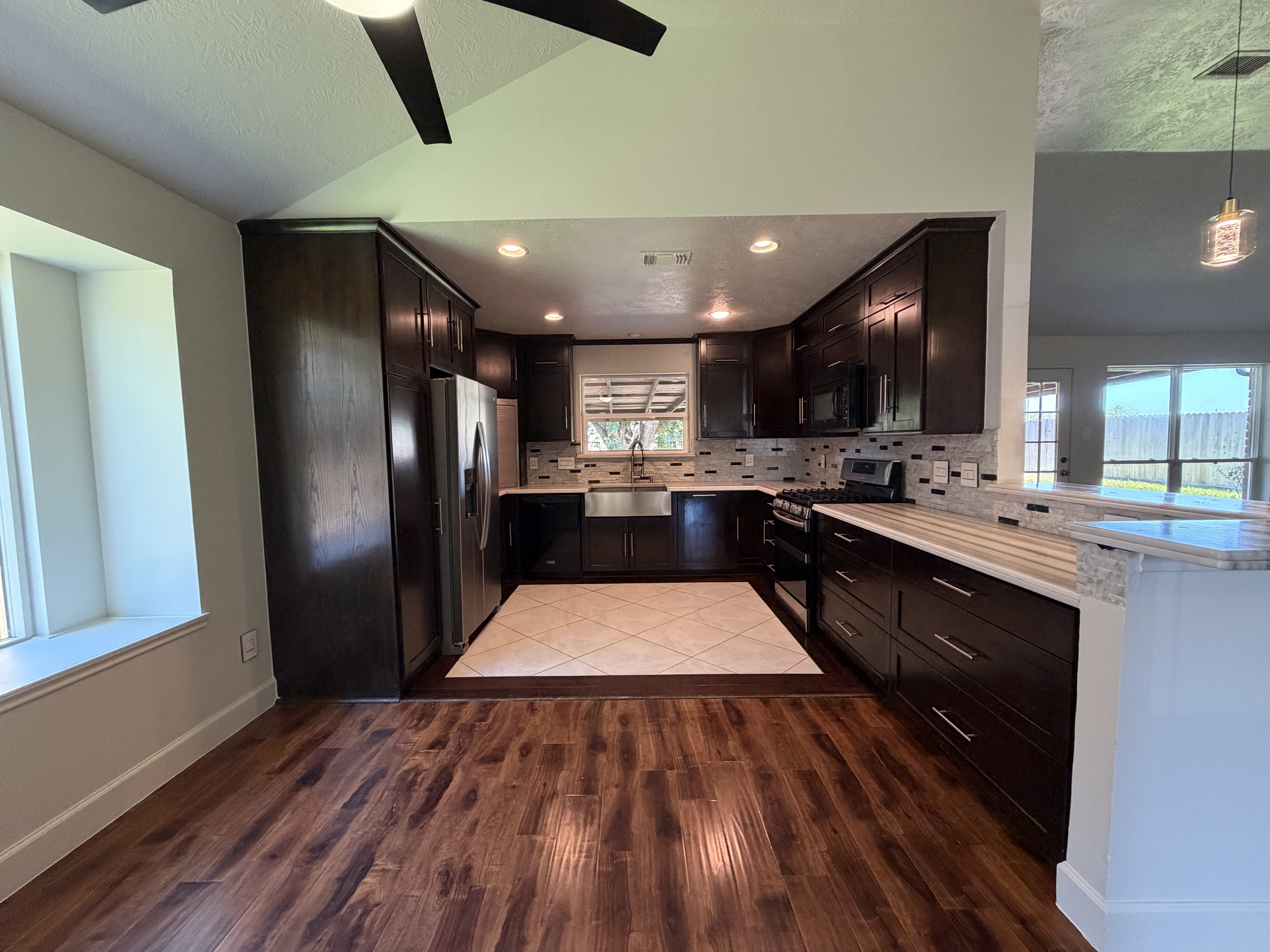 Photo 9 of 18 of 4750 Backenberry Dr, Friendswood, TX