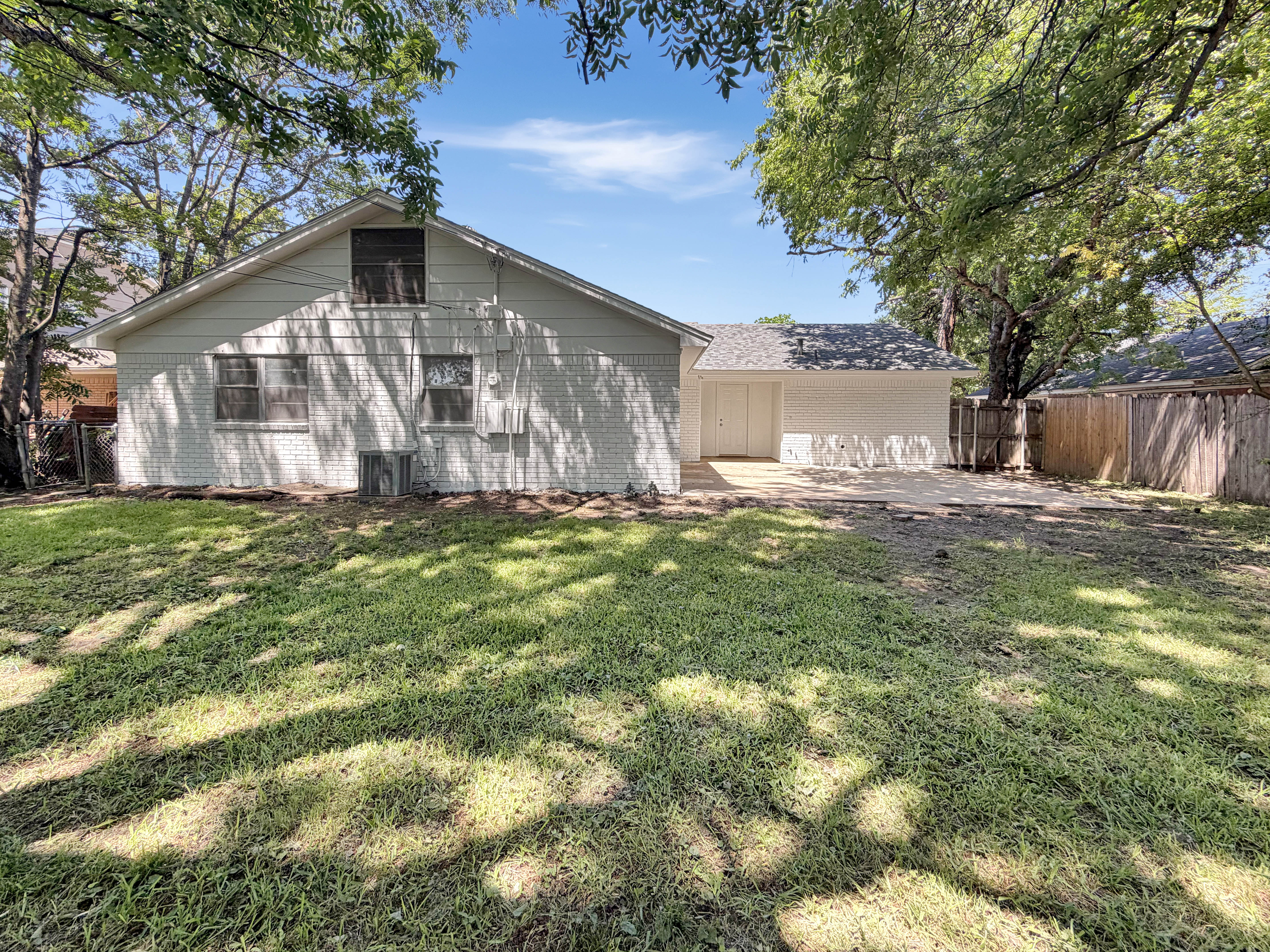 Photo 5 of 15 of 305 Deer Creek Rd, Fort Worth, TX