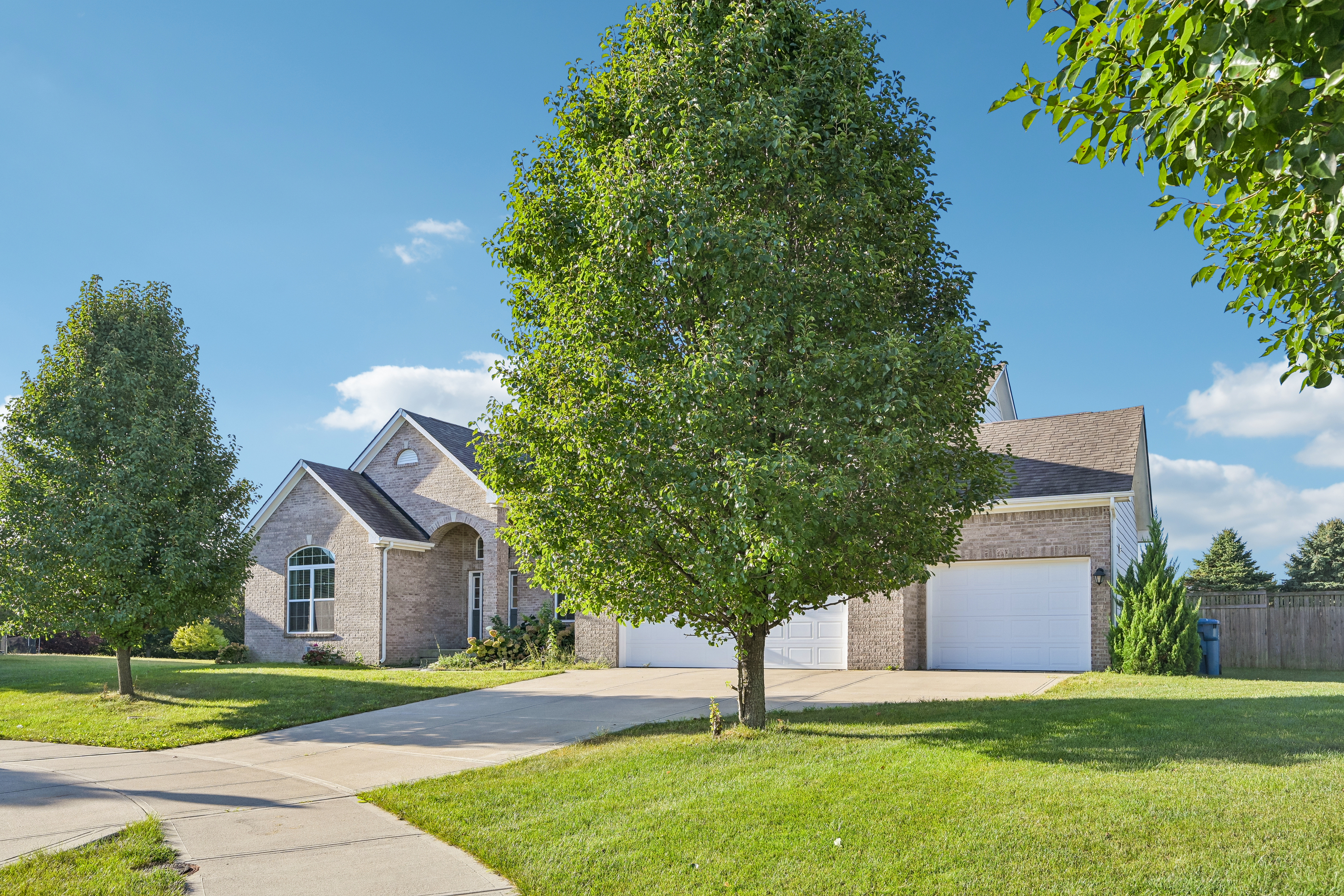 Photo 6 of 44 of 21323 Wharfdale Dr, Noblesville, IN