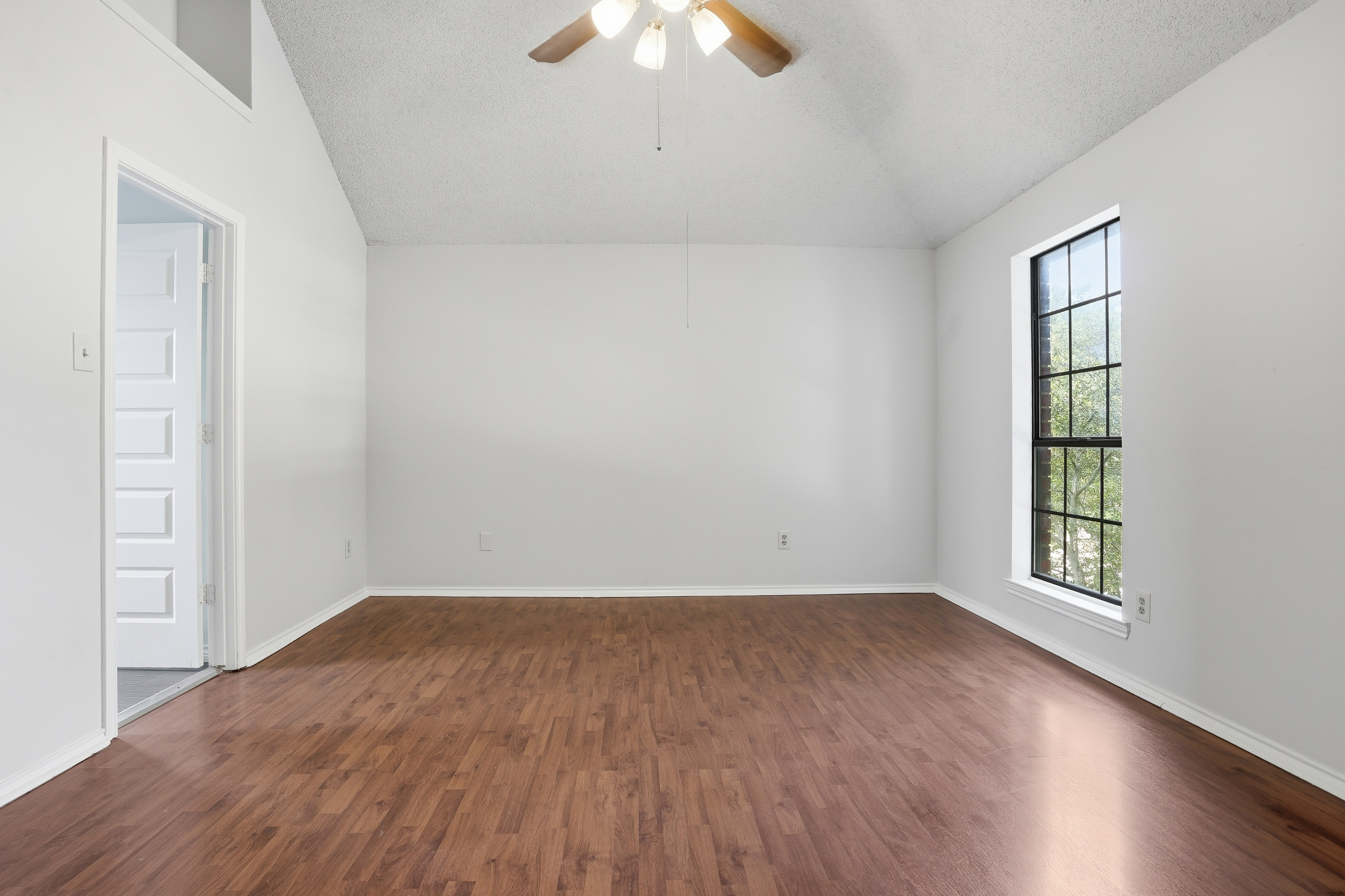Photo 18 of 31 of 2142 Falcon Ridge Dr, Carrollton, TX