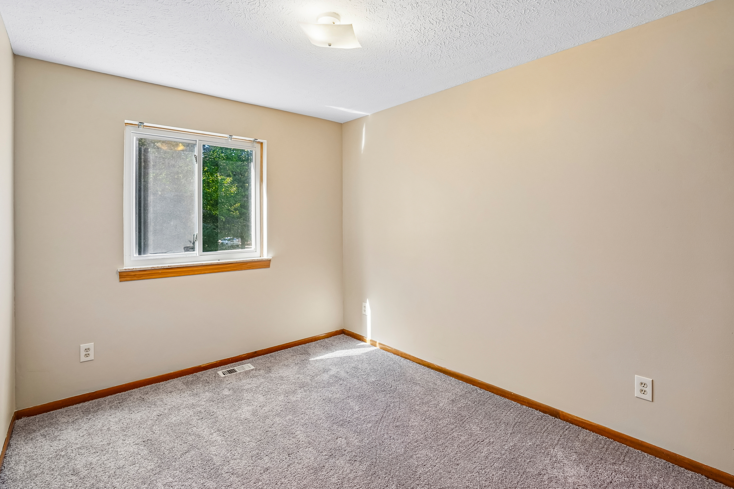 Photo 17 of 30 of 10153 Ashton St, Pinckney, MI