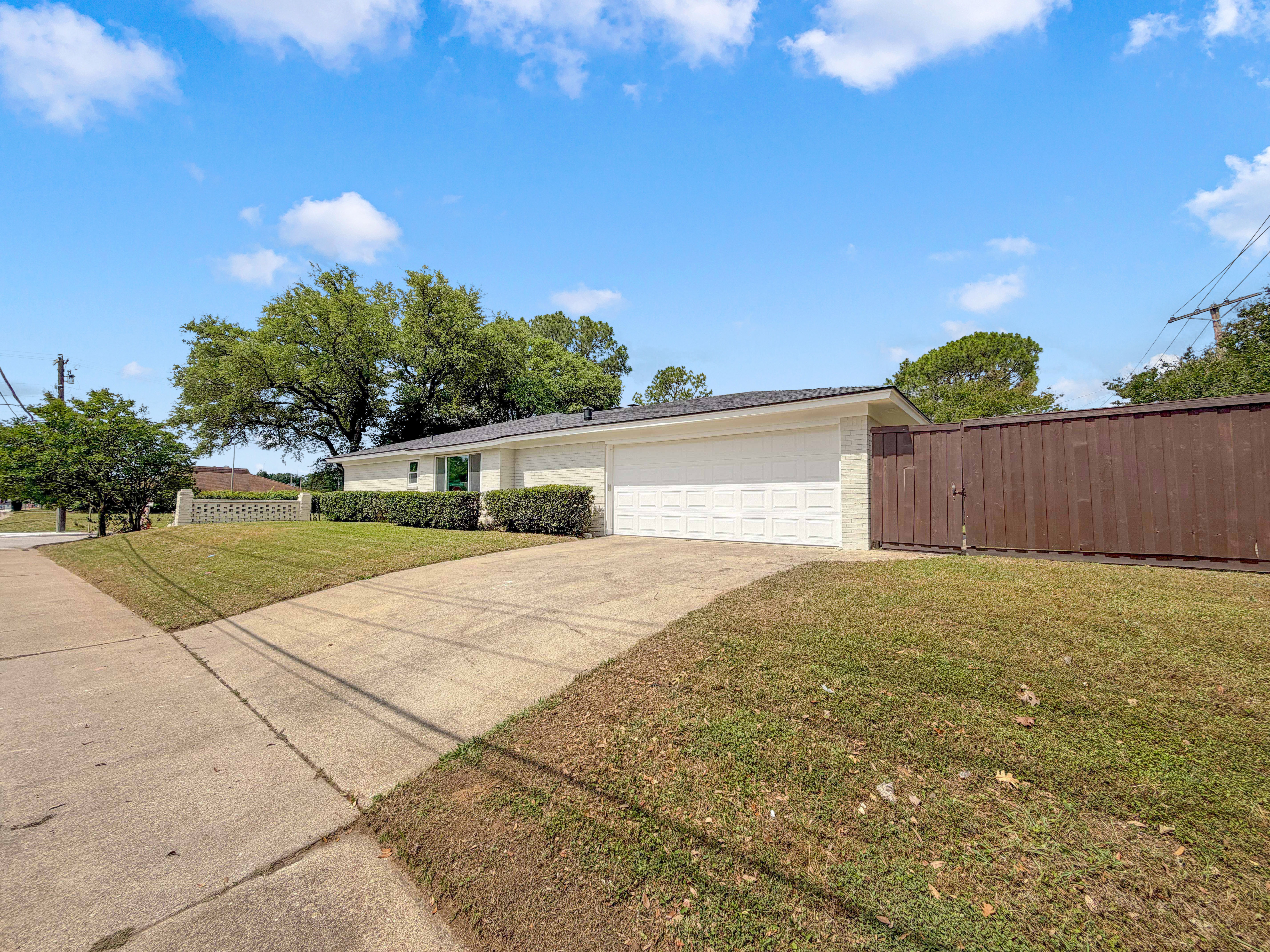 Photo 7 of 27 of 100 W Pleasantview Dr, Hurst, TX