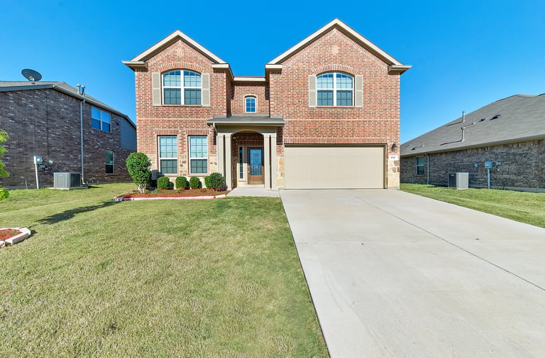 Photo 1 of 27 - 632 Swift Current Dr, Crowley, TX 76036