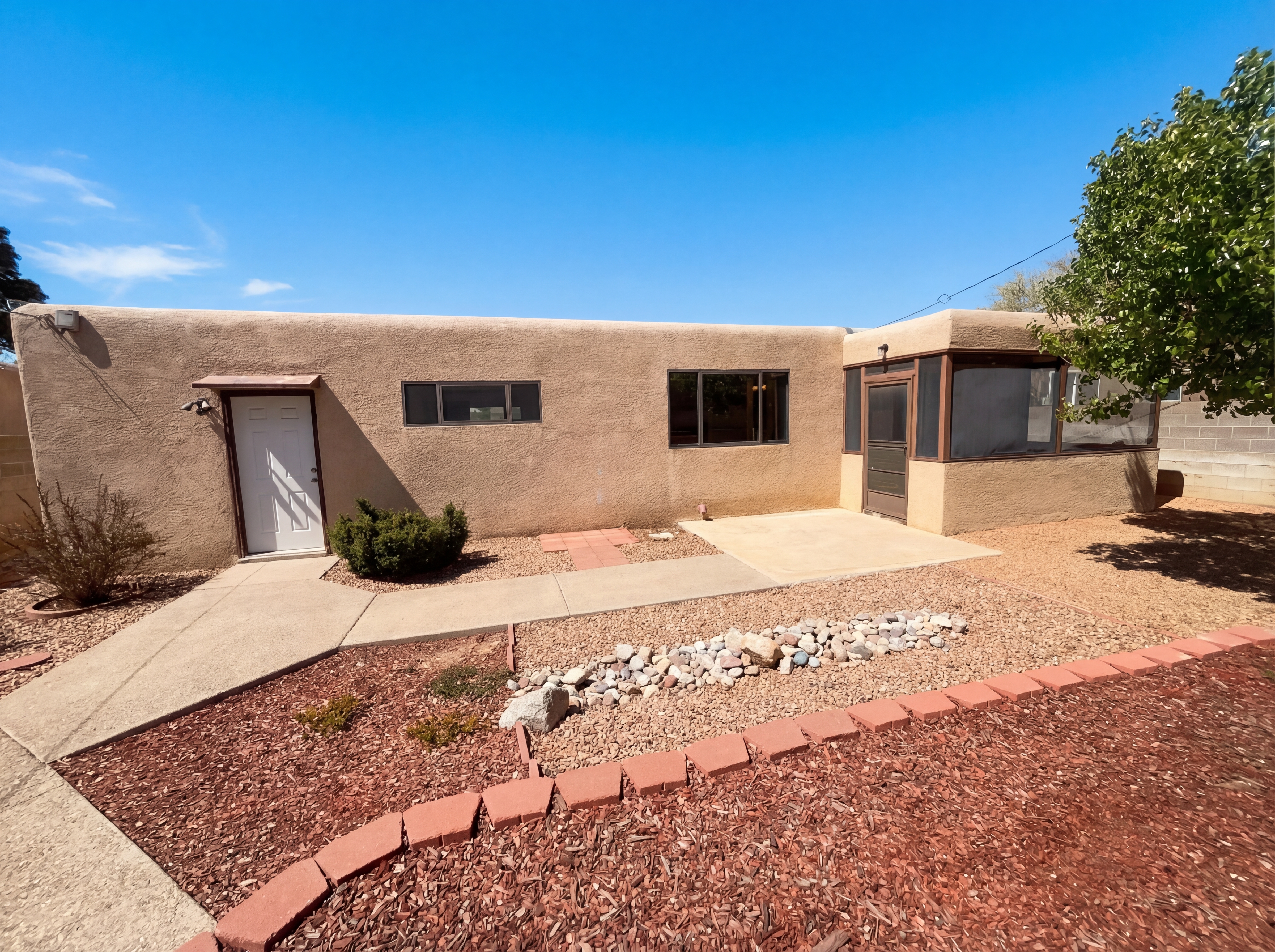 Photo 5 of 18 of 3336 Betts Dr NE, Albuquerque, NM