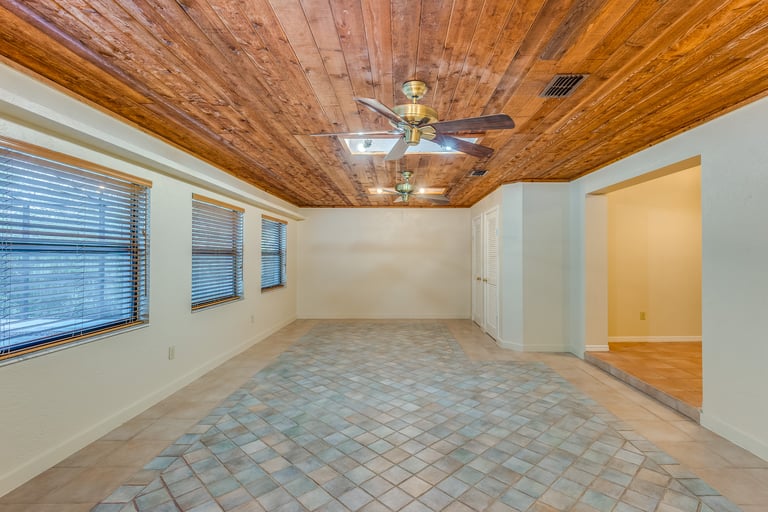 Photo 7 of 21 - 5530 Queenswood Dr, Orlando, FL 32810