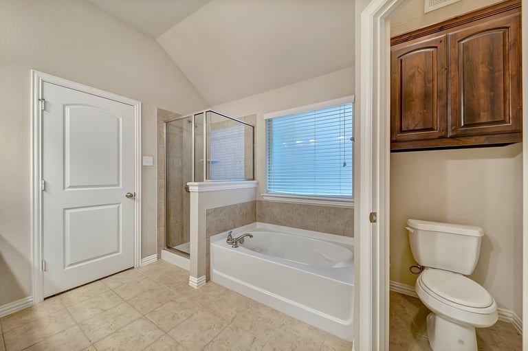 Photo 18 of 31 - 221 Happy Ln, Red Oak, TX 75154