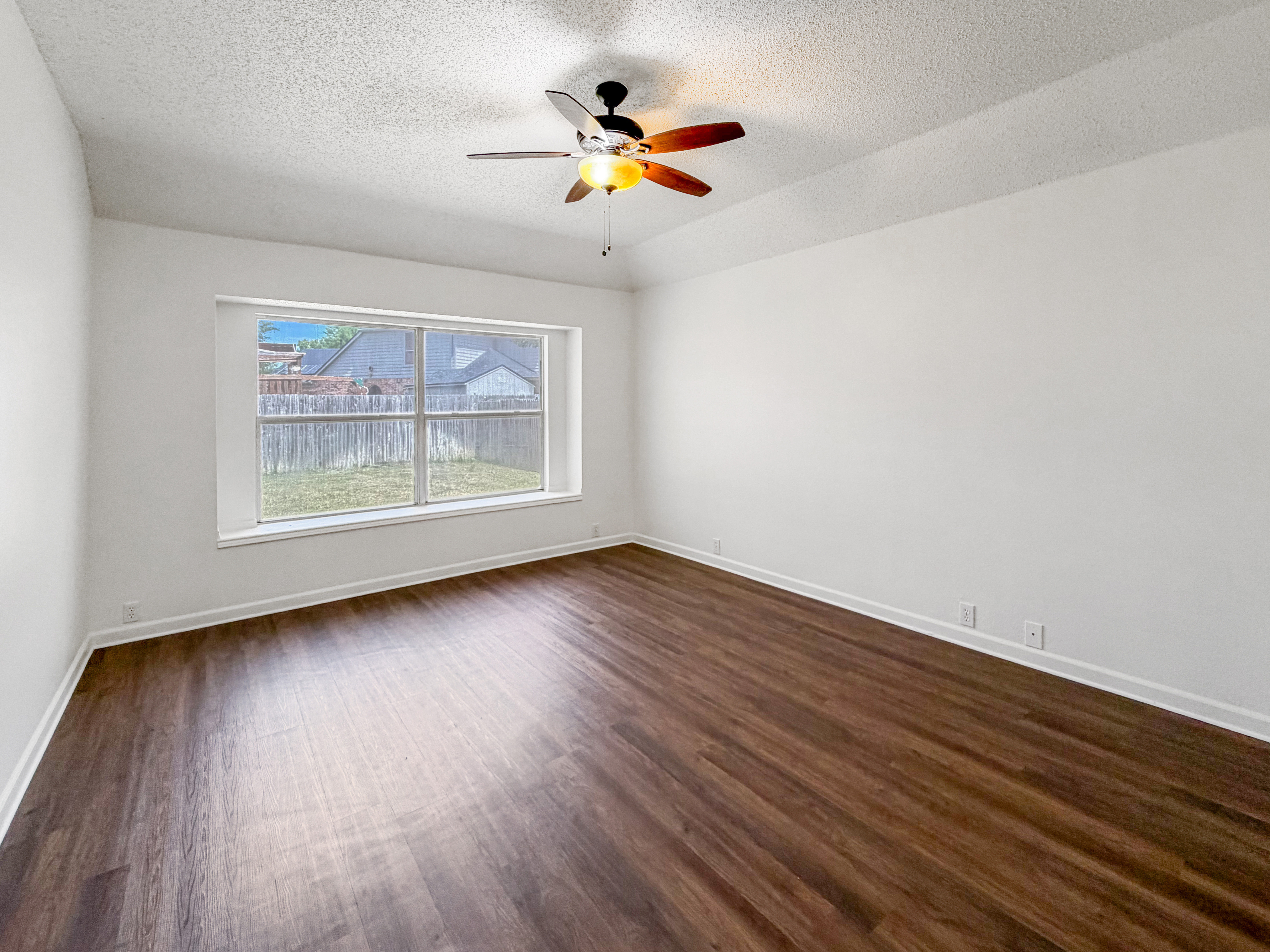 Photo 10 of 16 of 2516 Fairway View Dr, Burleson, TX