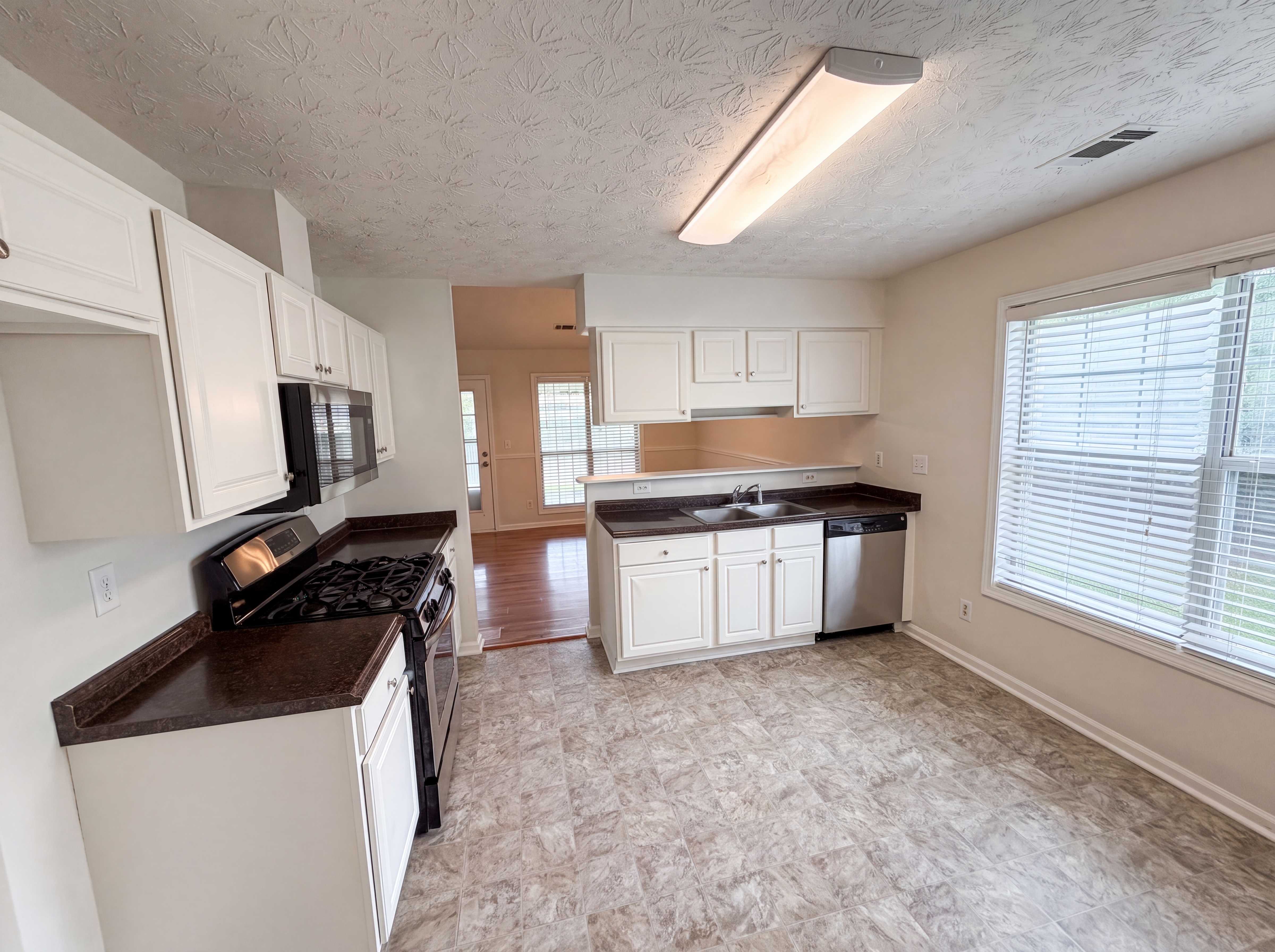 Photo 6 of 29 of 5137 Overlook View Ct, Duluth, GA