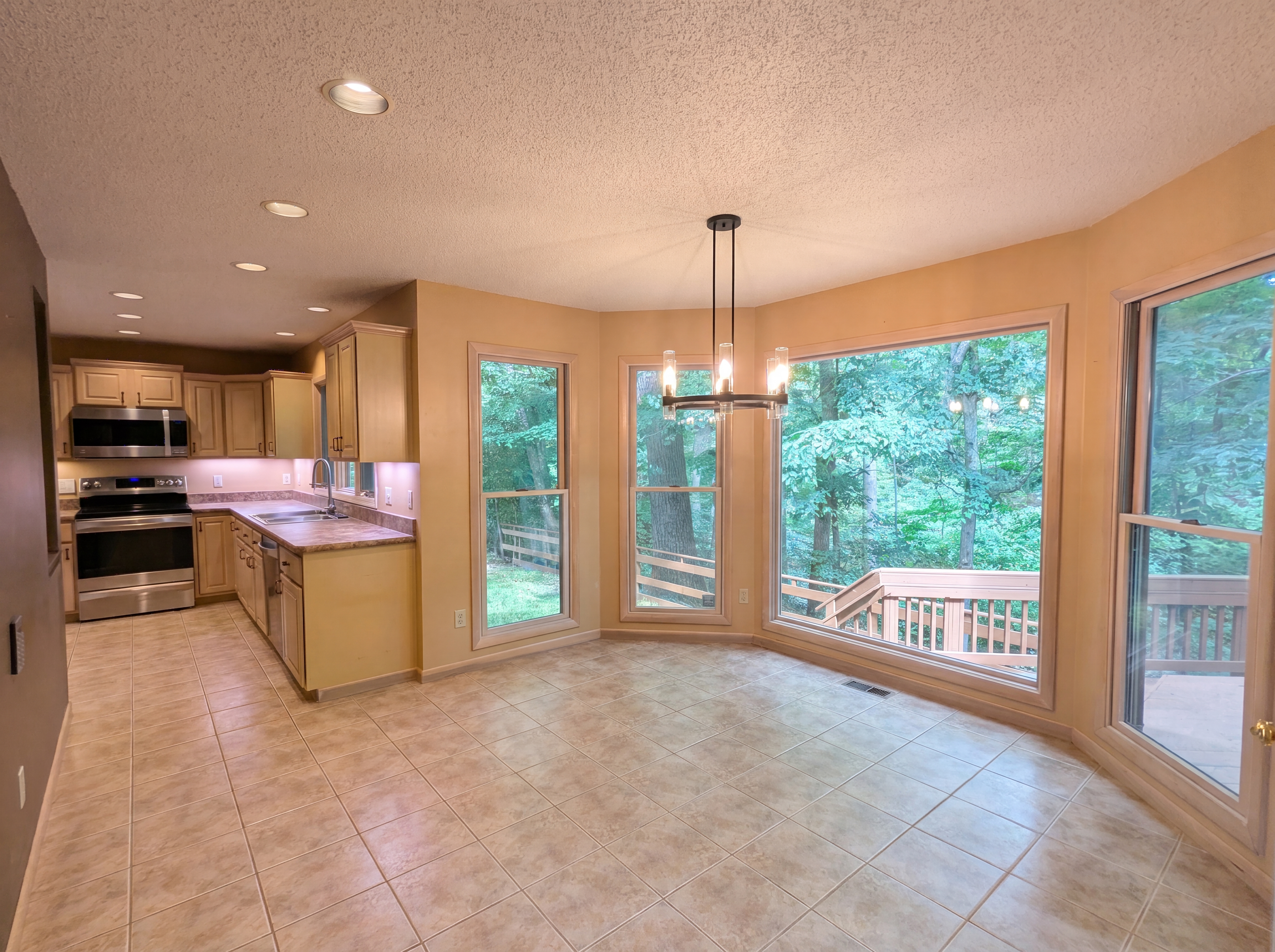 Photo 7 of 33 of 7550 James Dr, North Royalton, OH