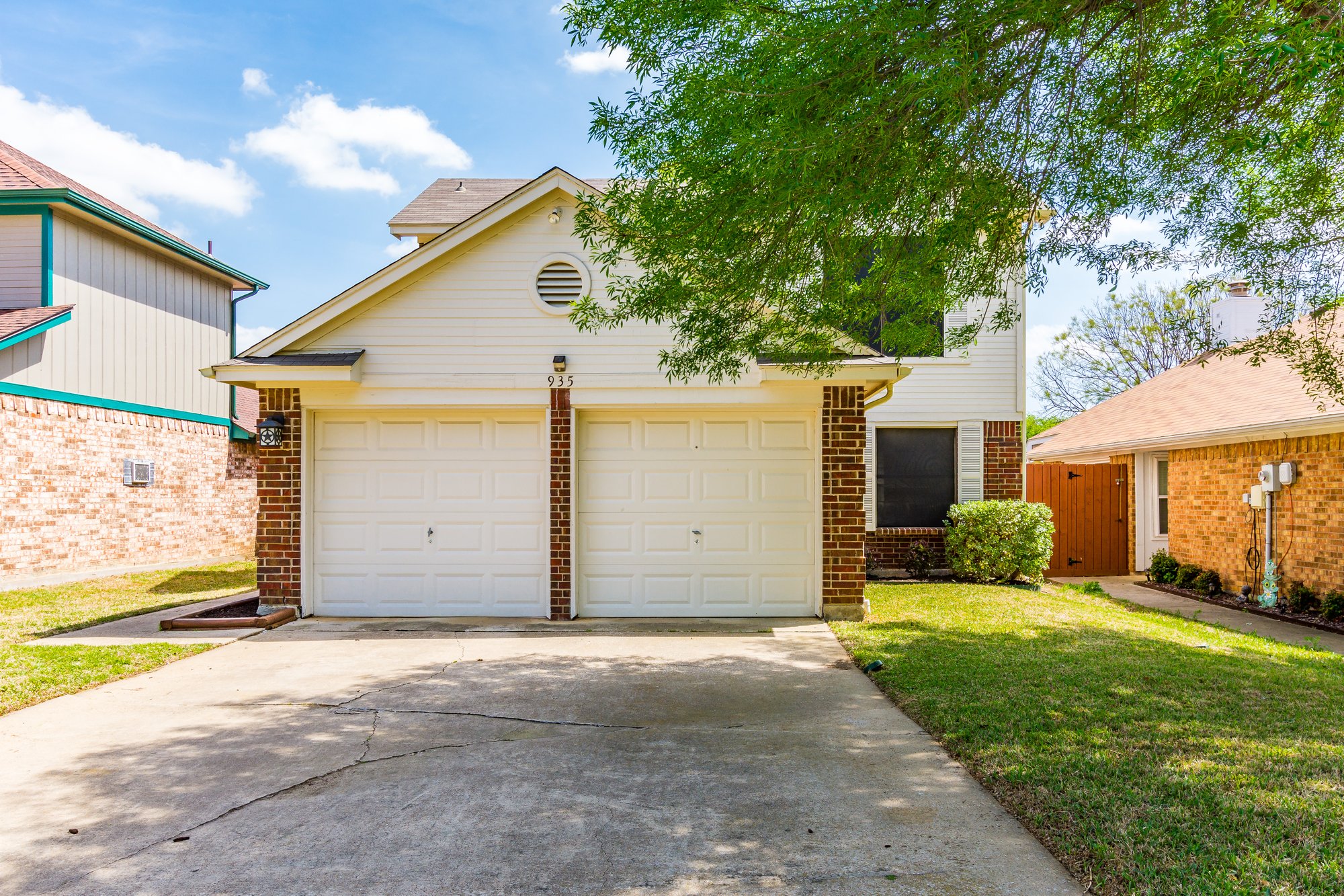 Photo 1 of 26 - 935 Boxwood Dr, Lewisville, TX 75067
