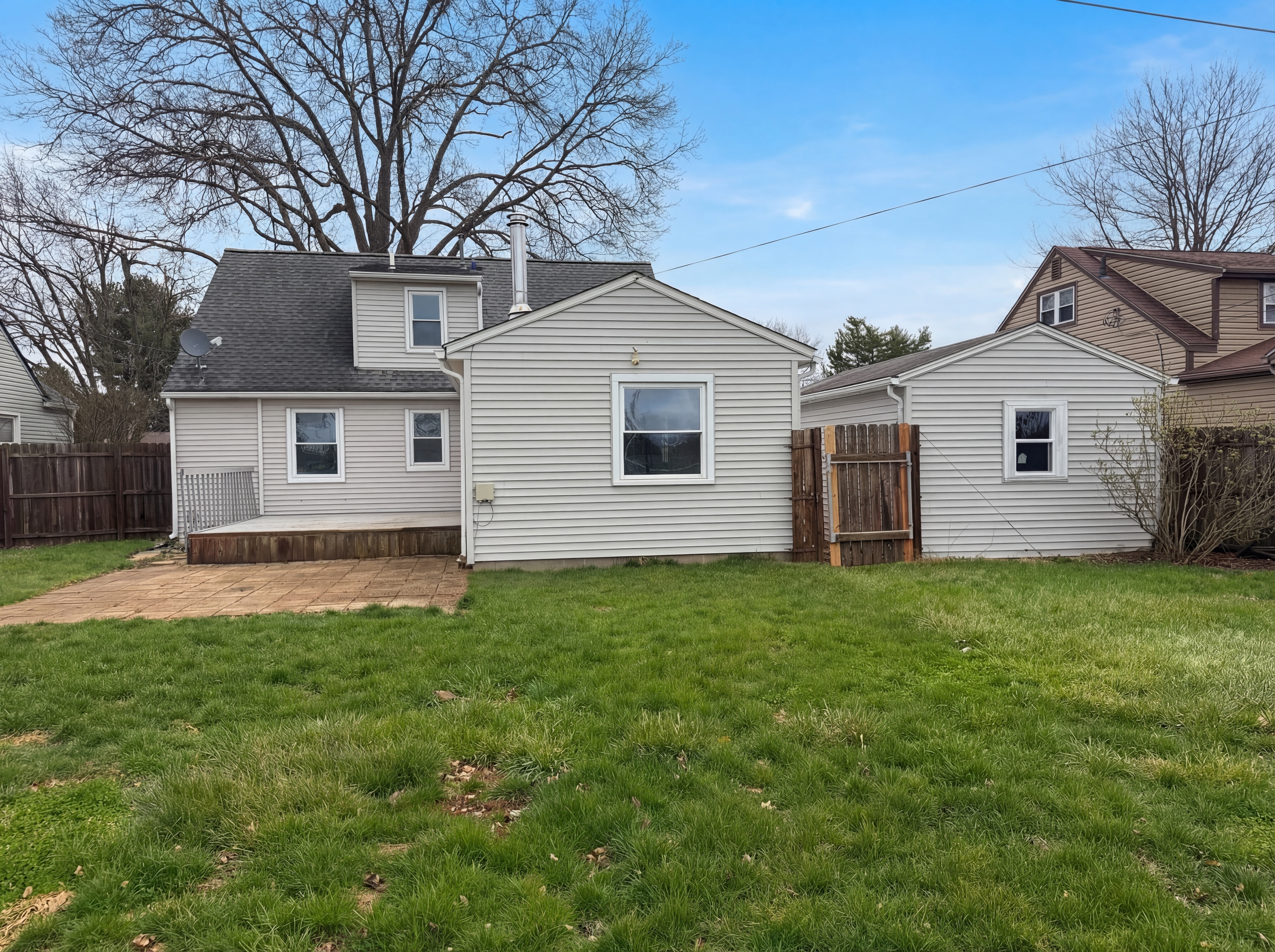 Photo 10 of 30 of 413 Sherwood Dr W, Newark, OH
