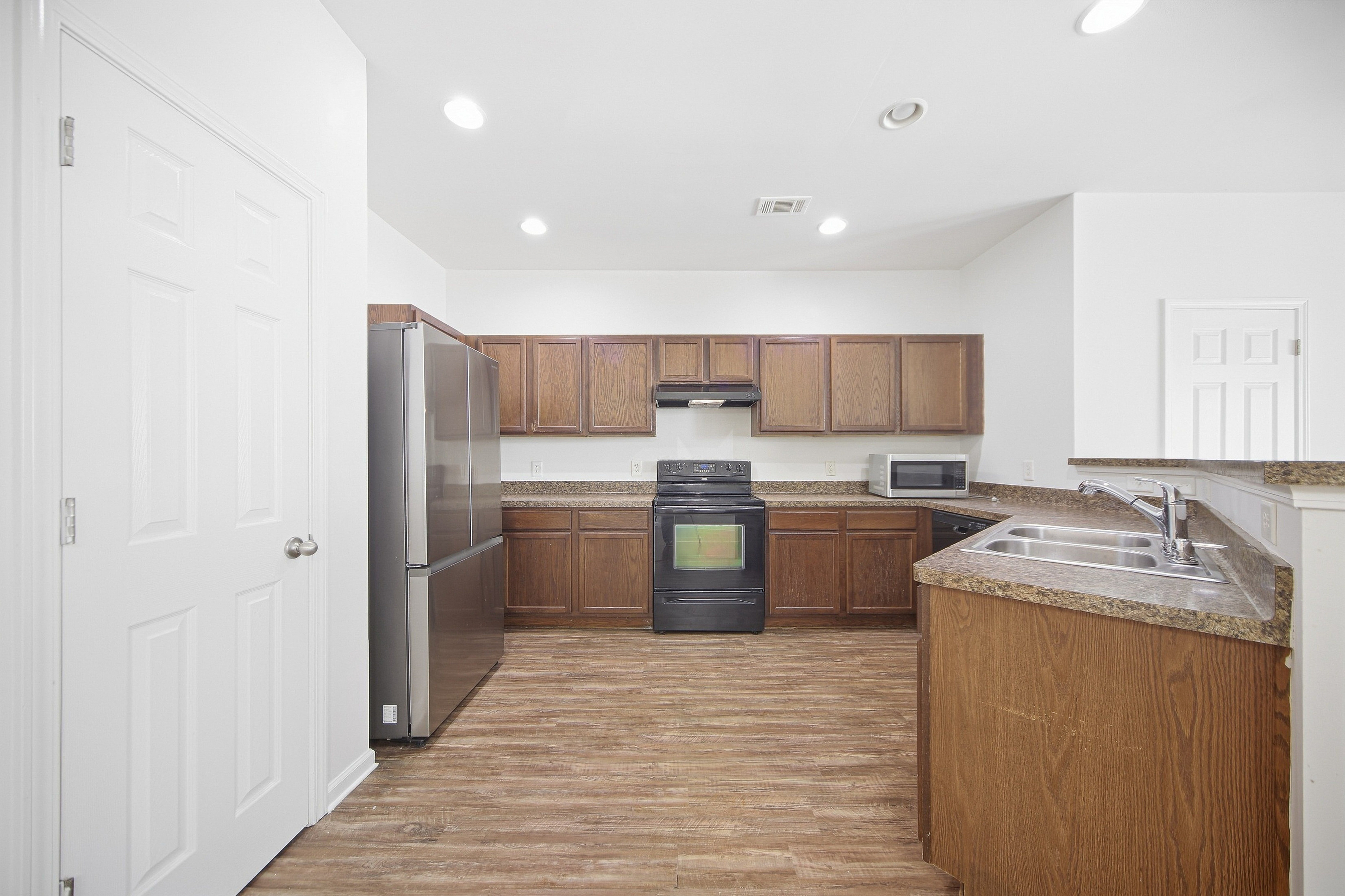 Photo 2 of 22 of 3318 Fernview Dr, Lawrenceville, GA