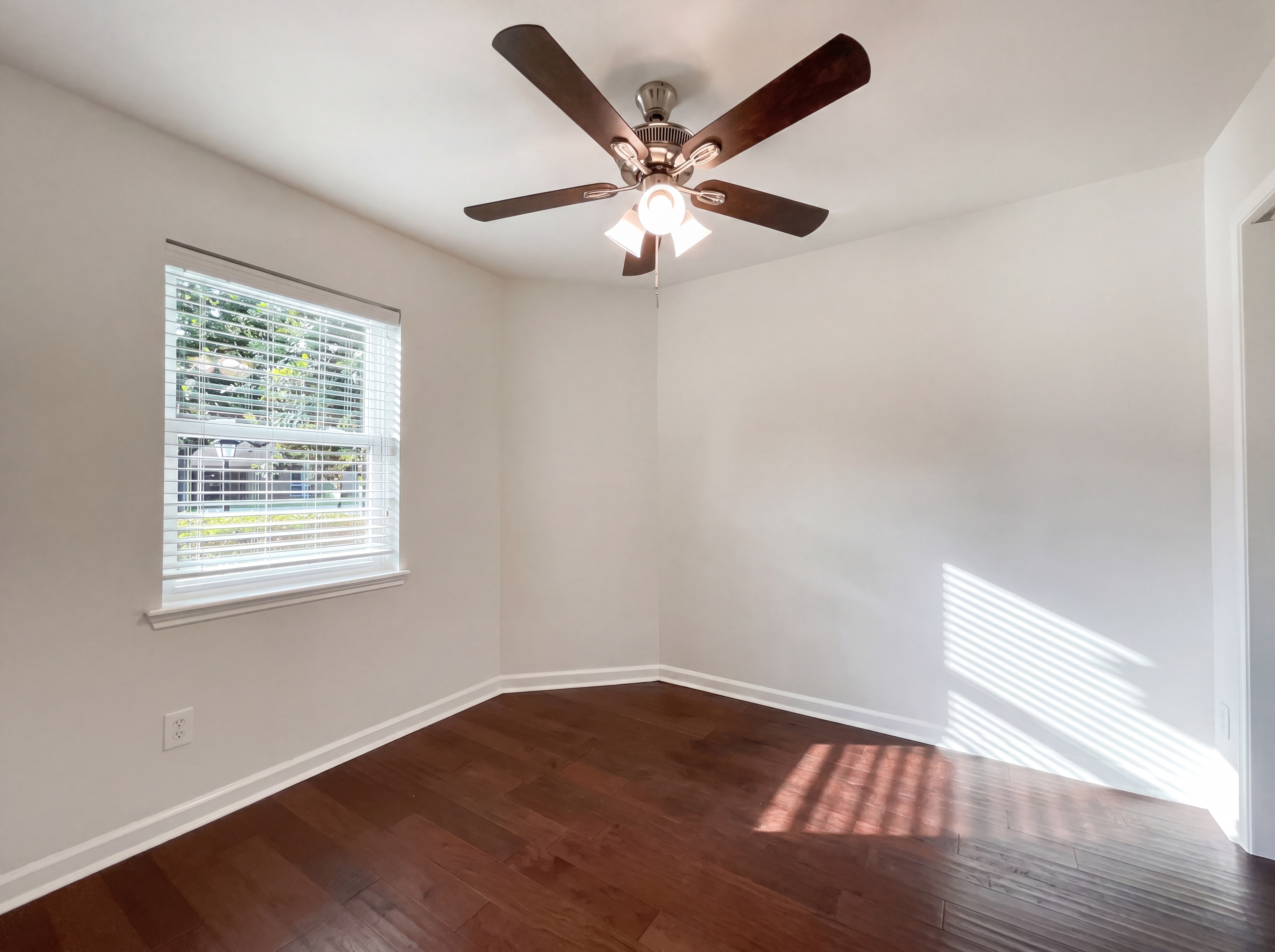 Photo 11 of 16 of 410 E Little Oak Ct, Spring, TX
