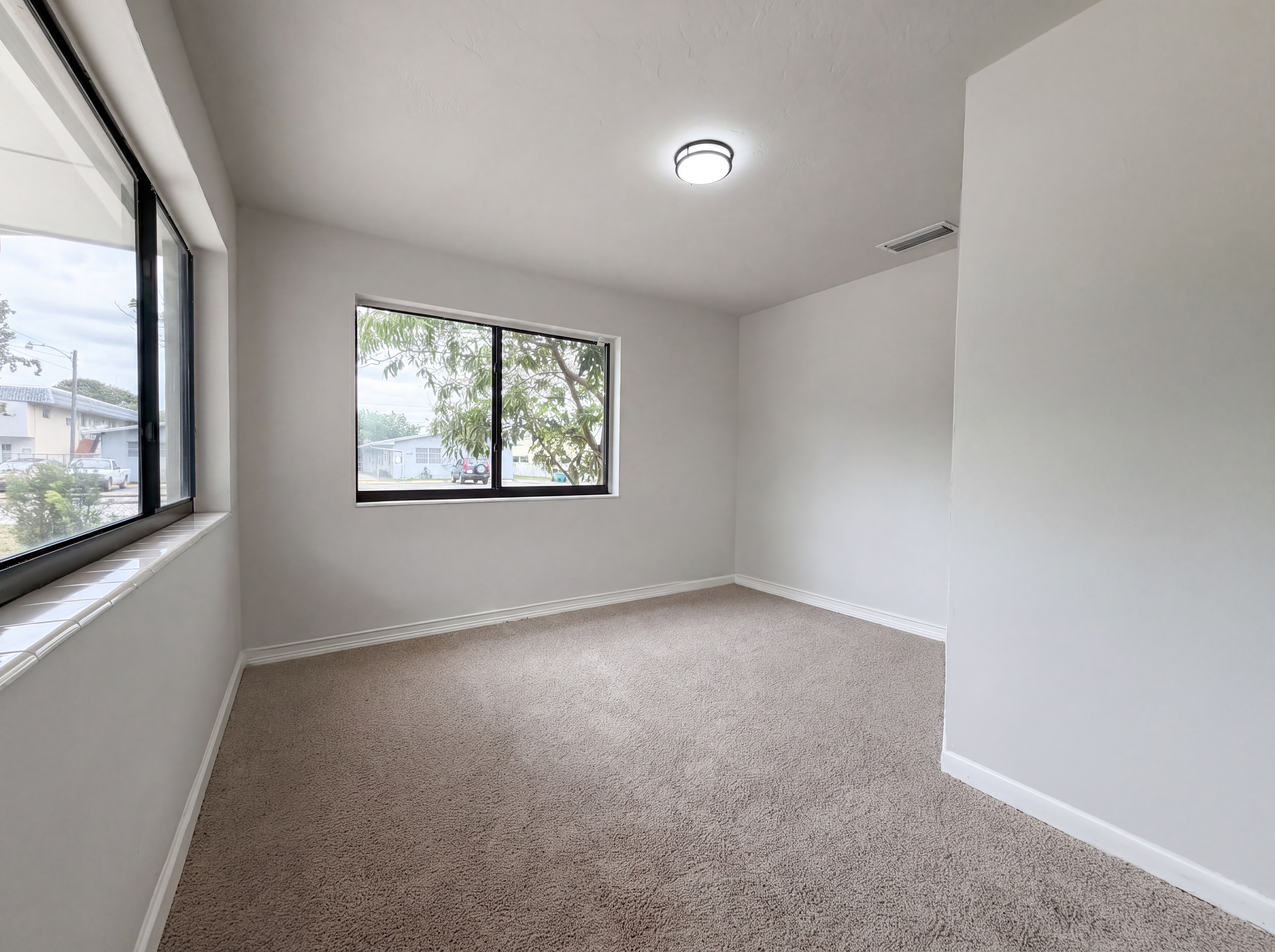 Photo 13 of 19 of 820 NW 78th Ave, Pembroke Pines, FL