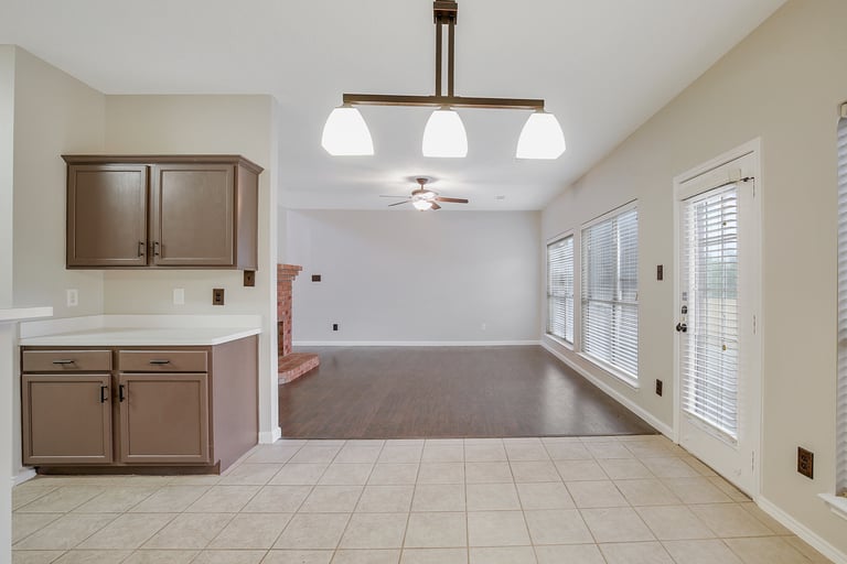 Photo 10 of 26 - 5716 Wimbledon Cir, Haltom City, TX 76137