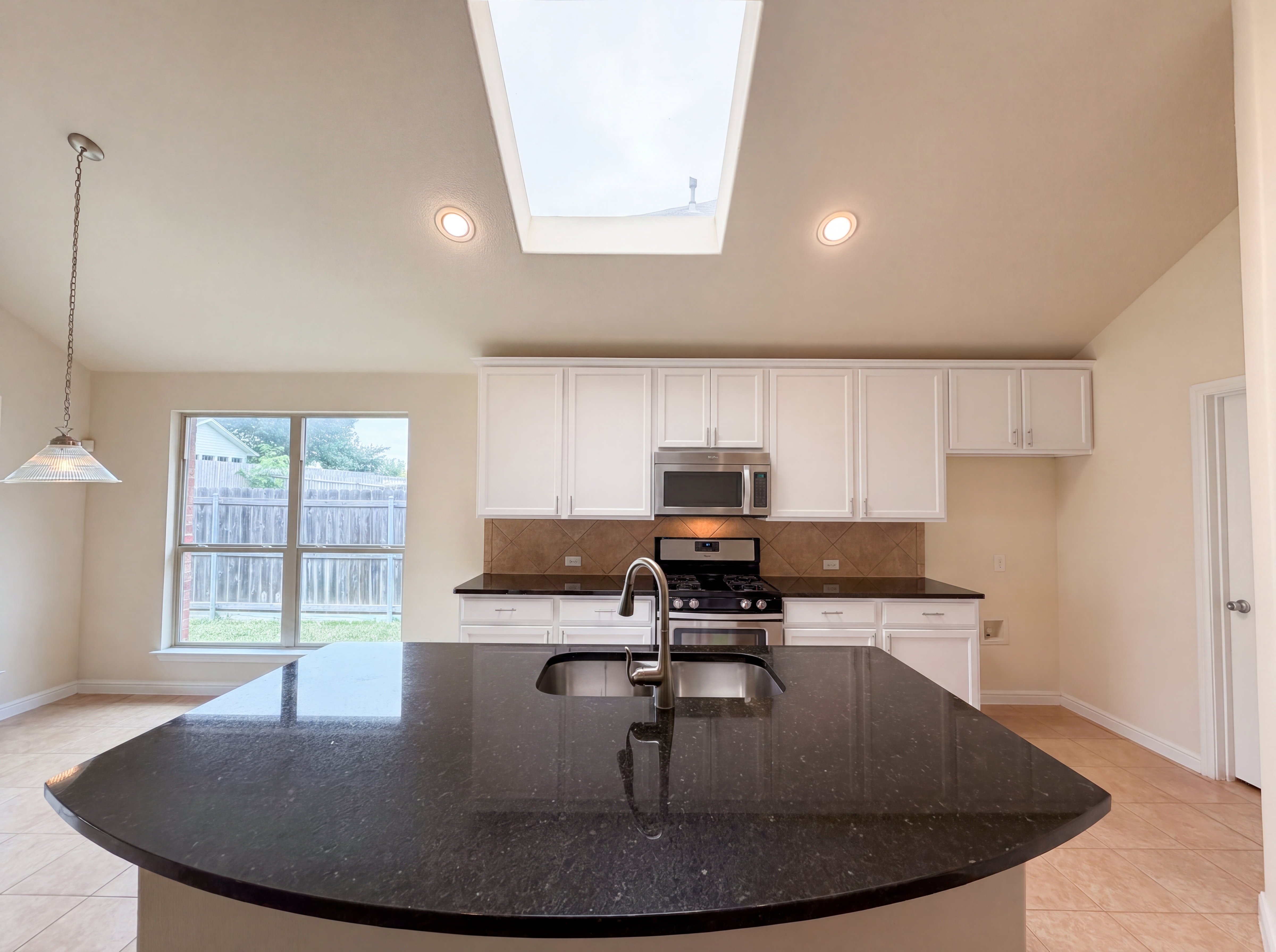 Photo 2 of 23 of 1124 Terrace View Dr, Fort Worth, TX