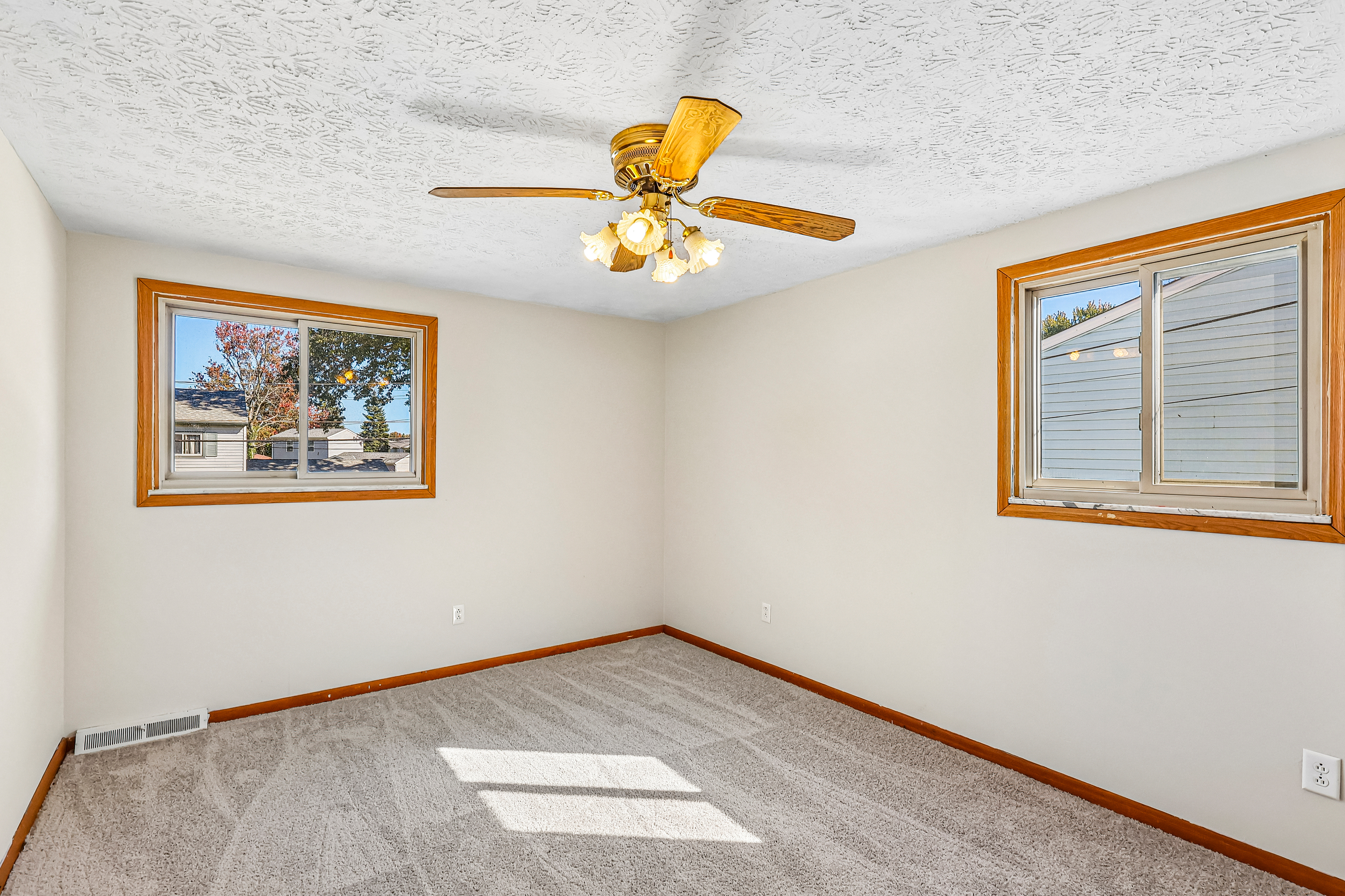Photo 4 of 31 of 234 Paxton Rd, Eastlake, OH