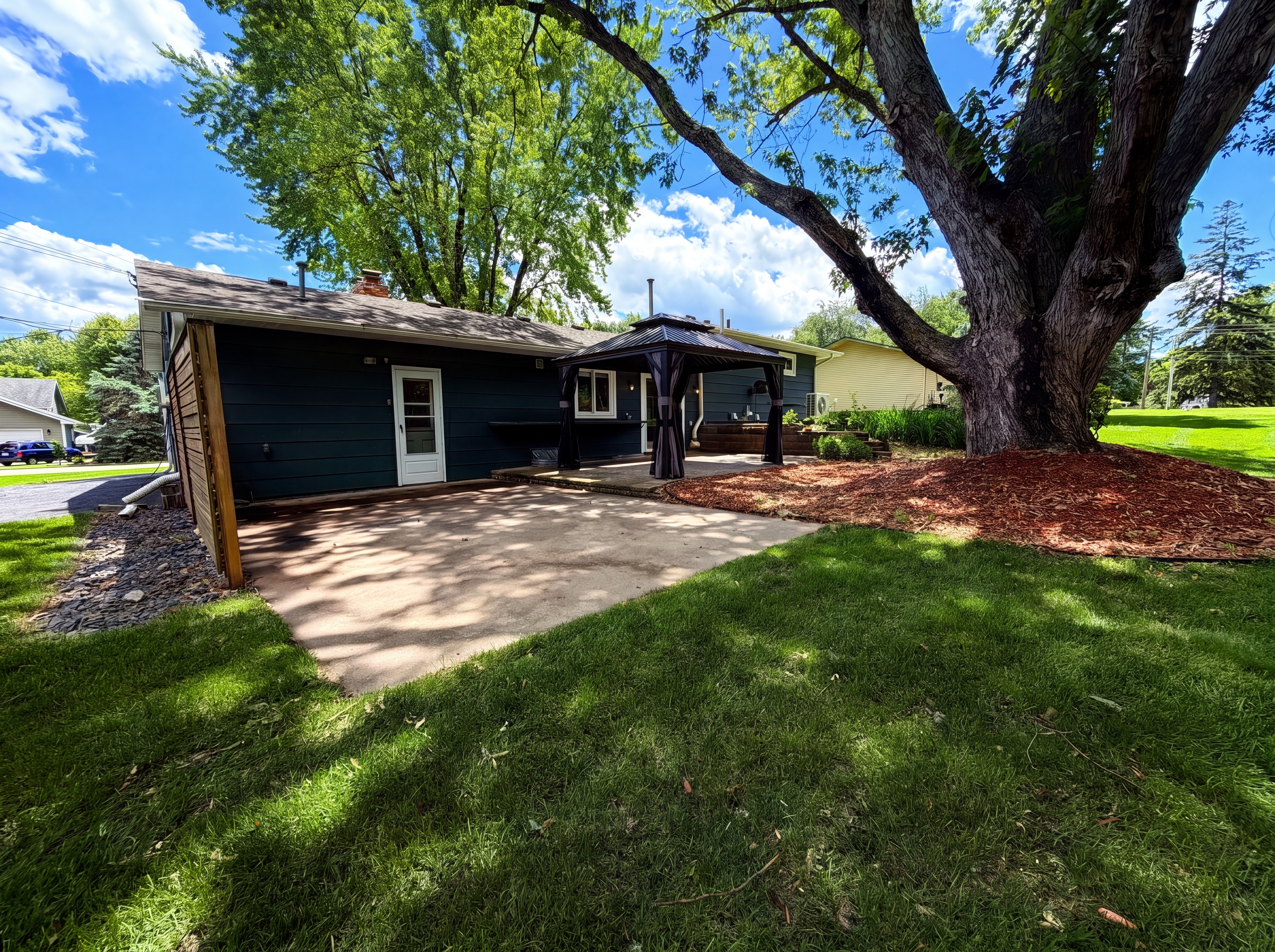 Photo 5 of 24 of 18220 Duck Lake Trl, Eden Prairie, MN