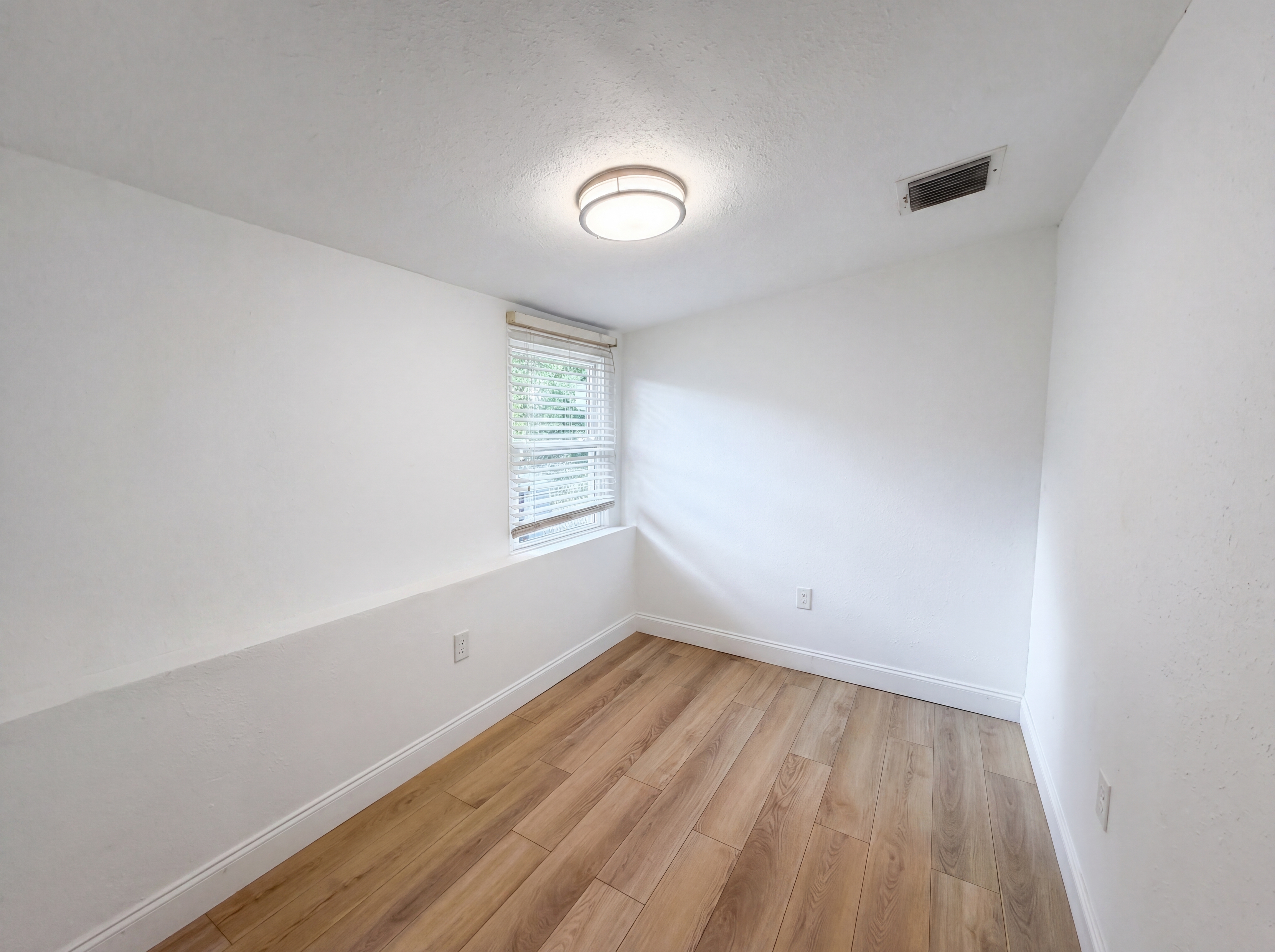 Photo 11 of 22 of 2905 E Chelsea St, Tampa, FL