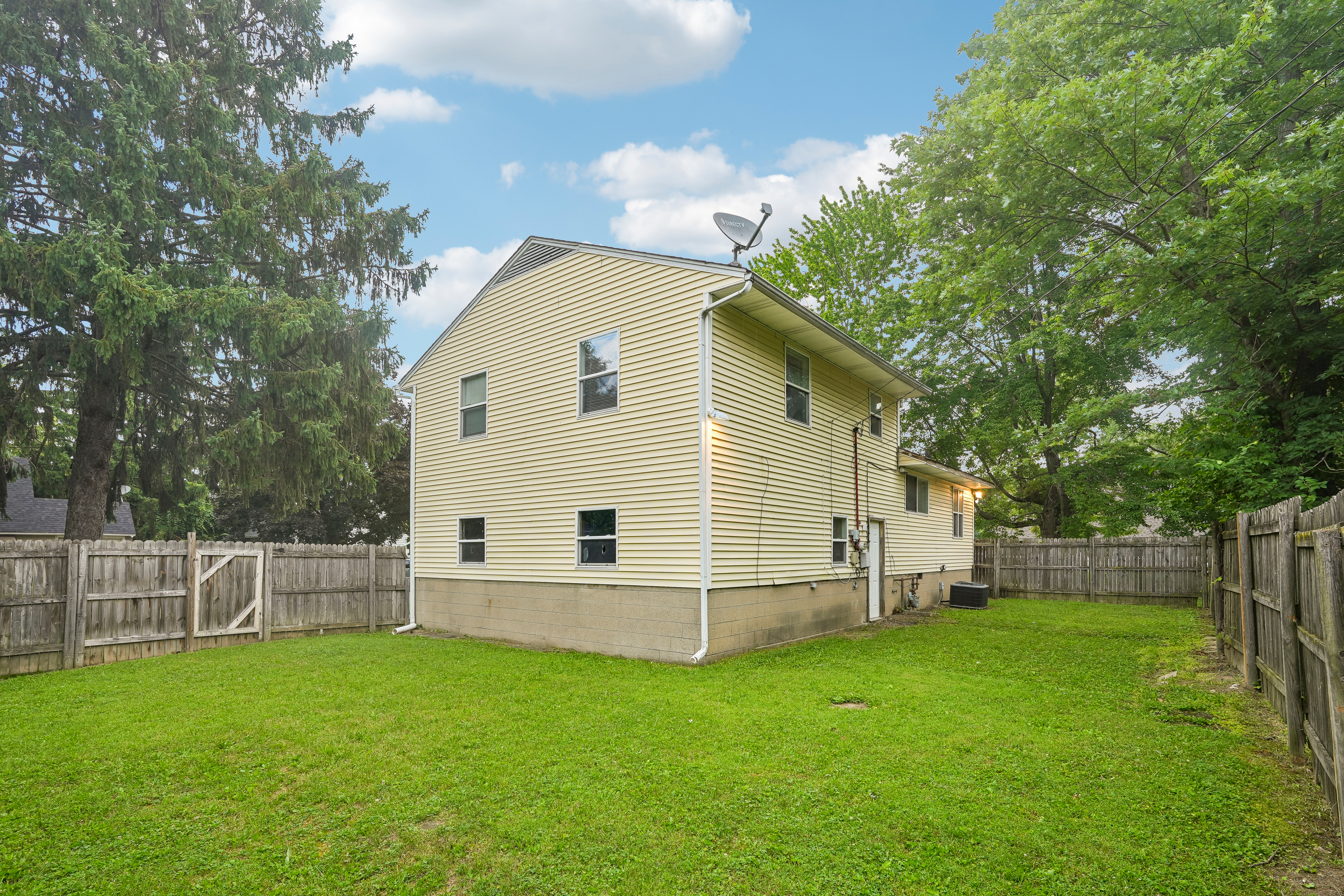 Photo 7 of 49 of 6147 E 40th St, Indianapolis, IN