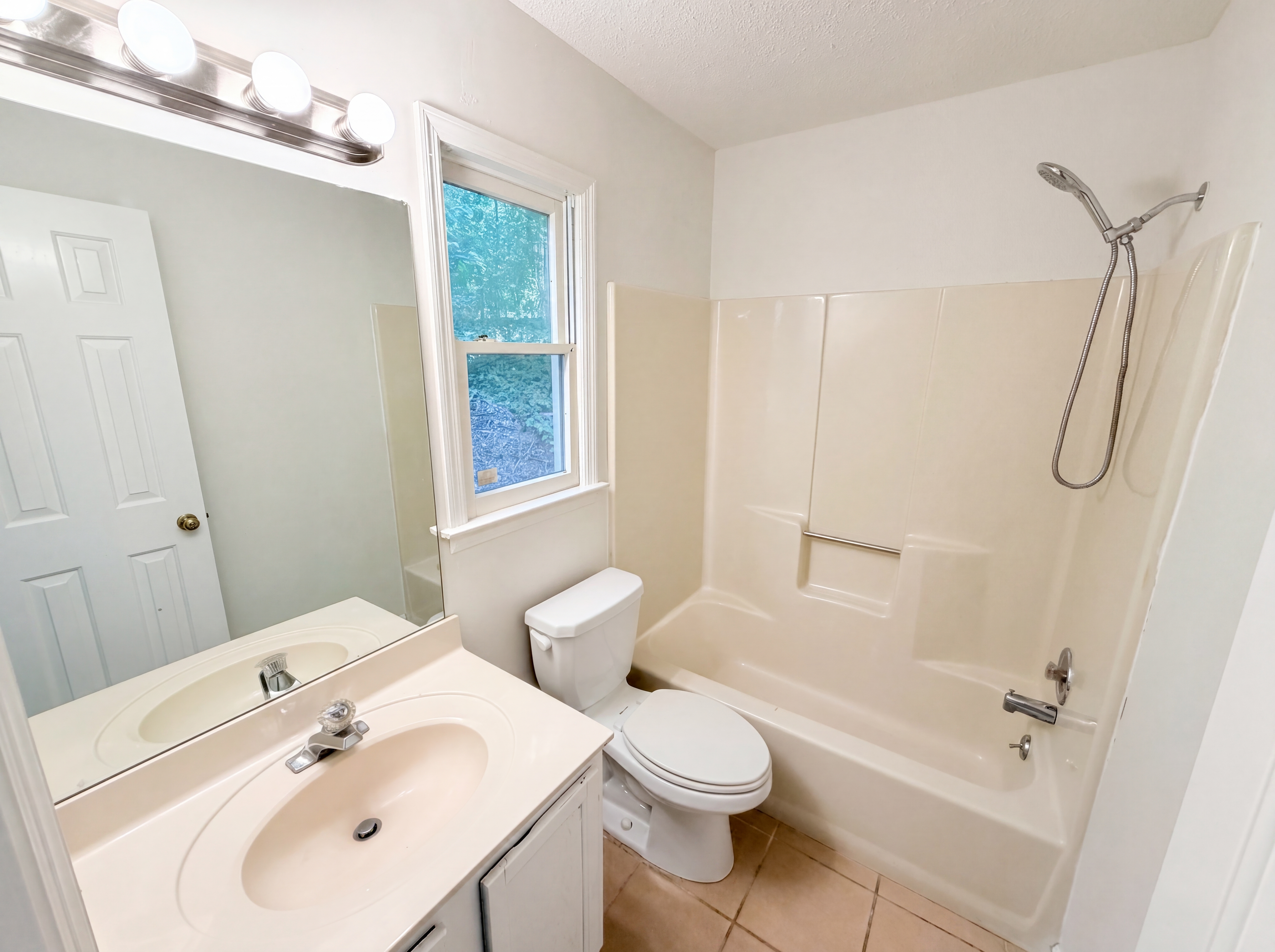 Photo 16 of 26 of 1150 Magnolia Way SE, Smyrna, GA