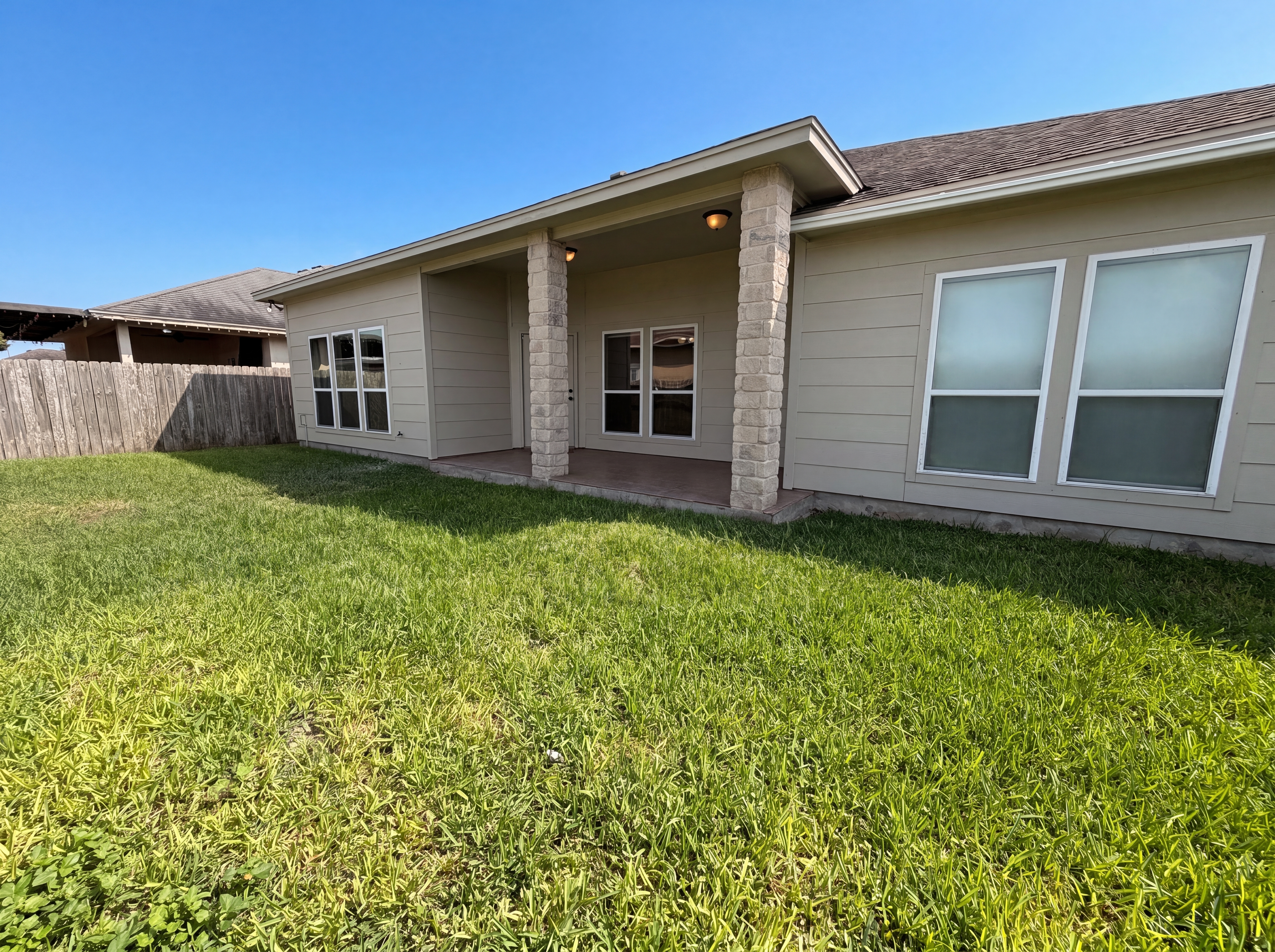 Photo 5 of 18 of 6906 King George Pl, Corpus Christi, TX
