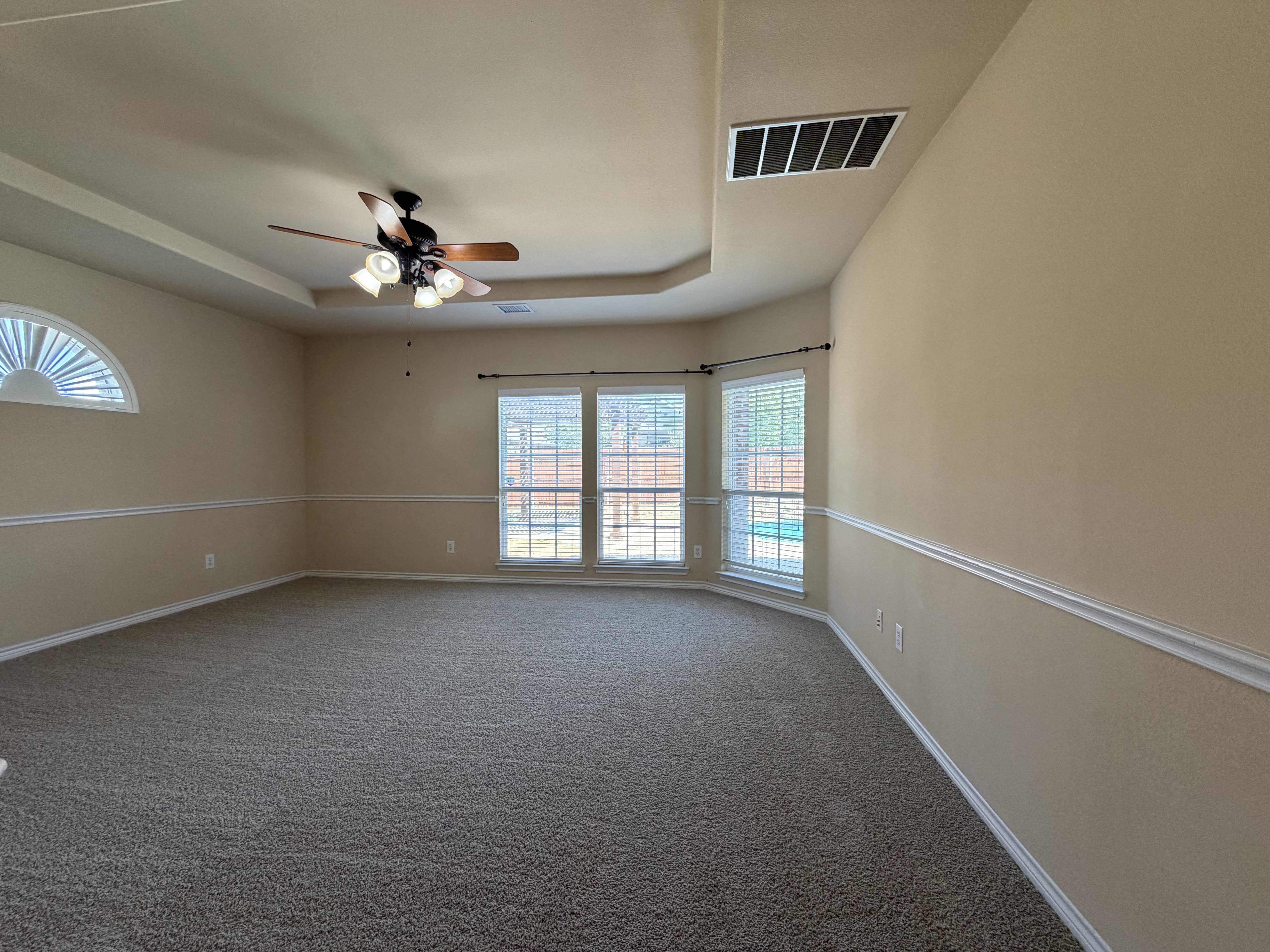 Photo 7 of 29 of 409 Lone Oak Ct, Kennedale, TX