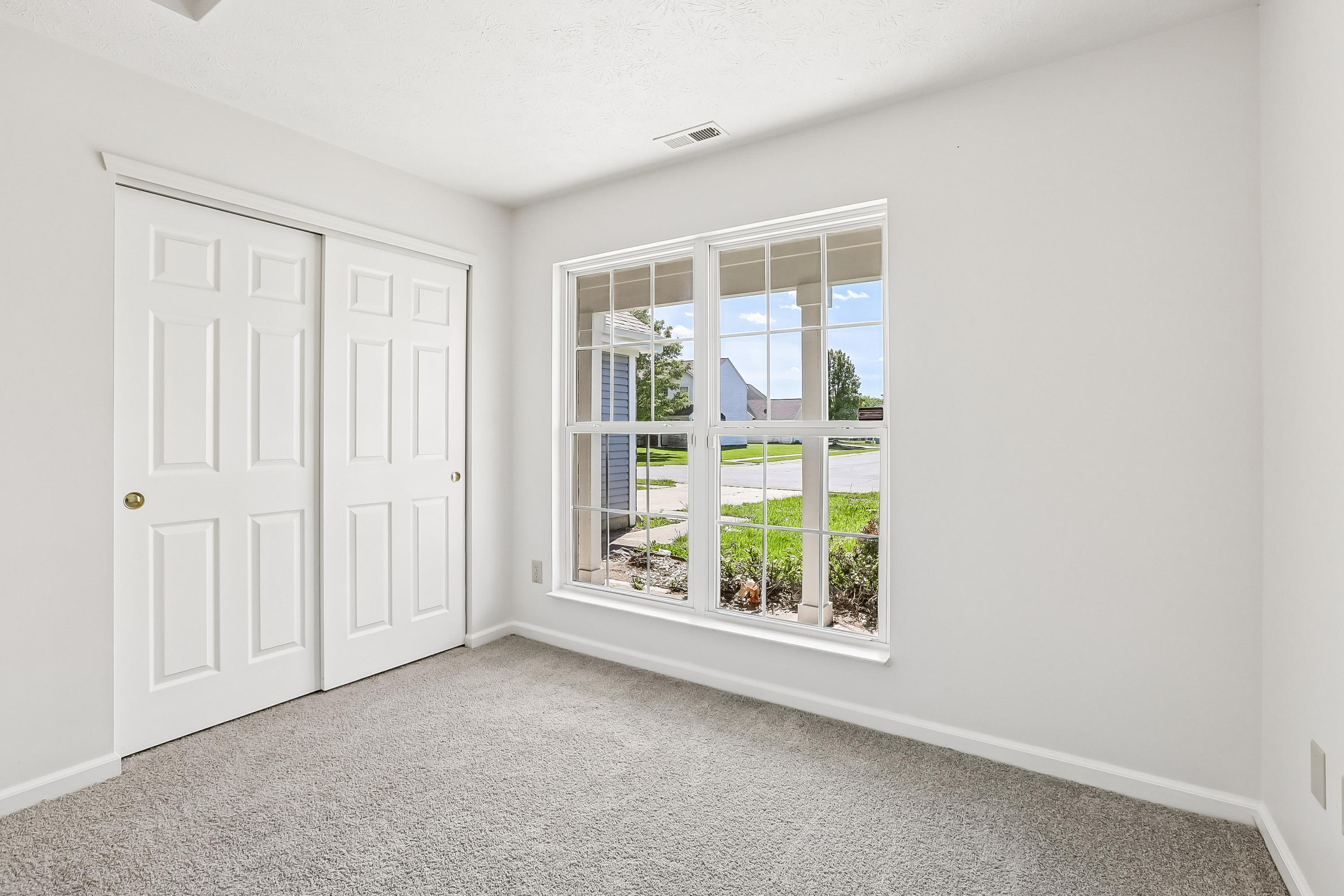 Photo 19 of 26 of 2045 Sotheby Ln, Indianapolis, IN