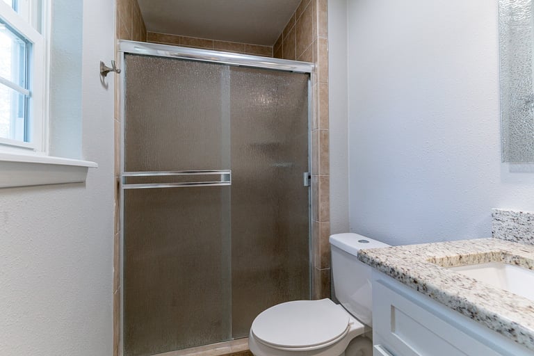 Photo 21 of 21 - 700 NW Barbara Ln, Burleson, TX 76028