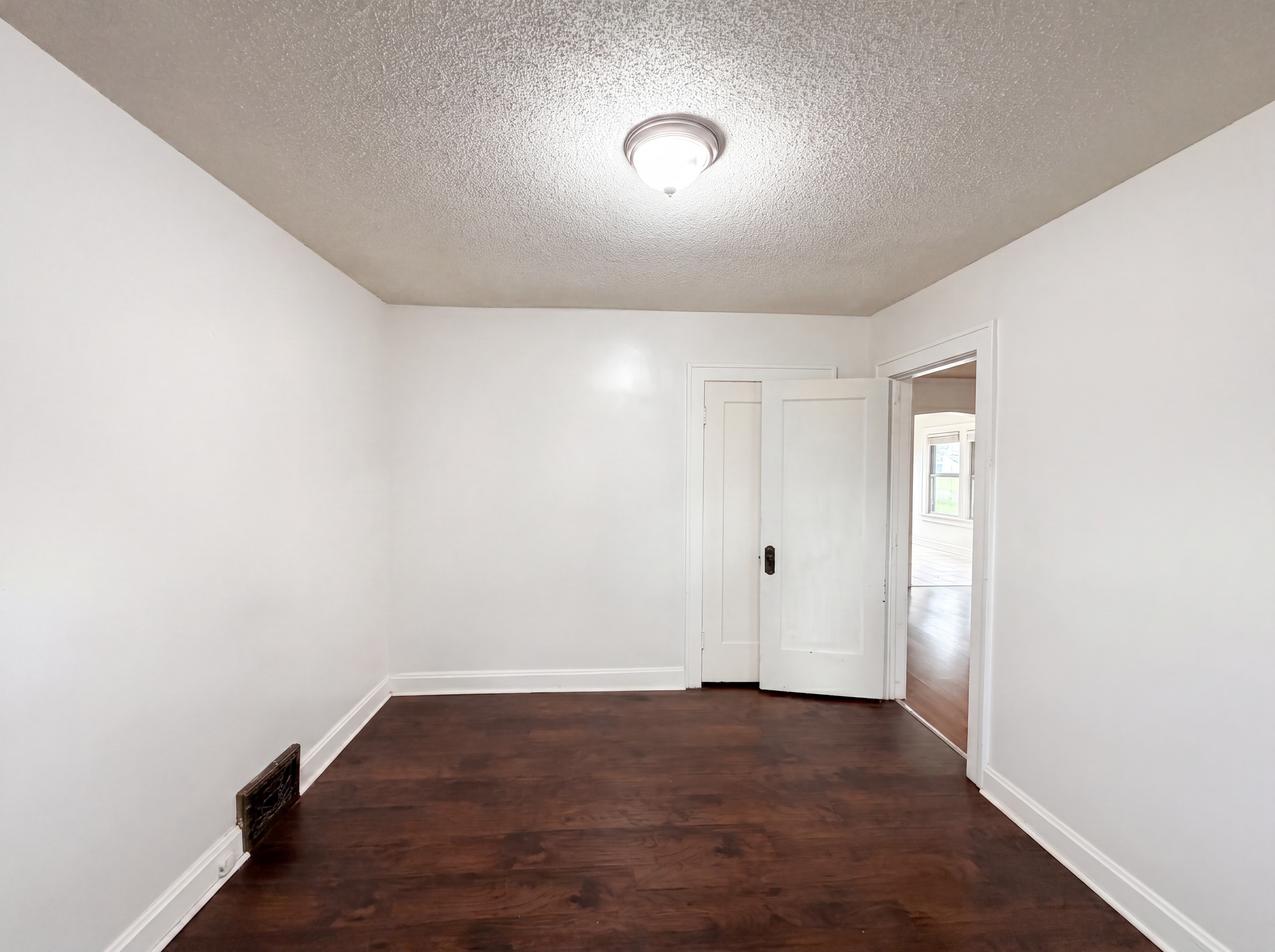 Photo 4 of 21 of 11304 E 55th Ter, Raytown, MO