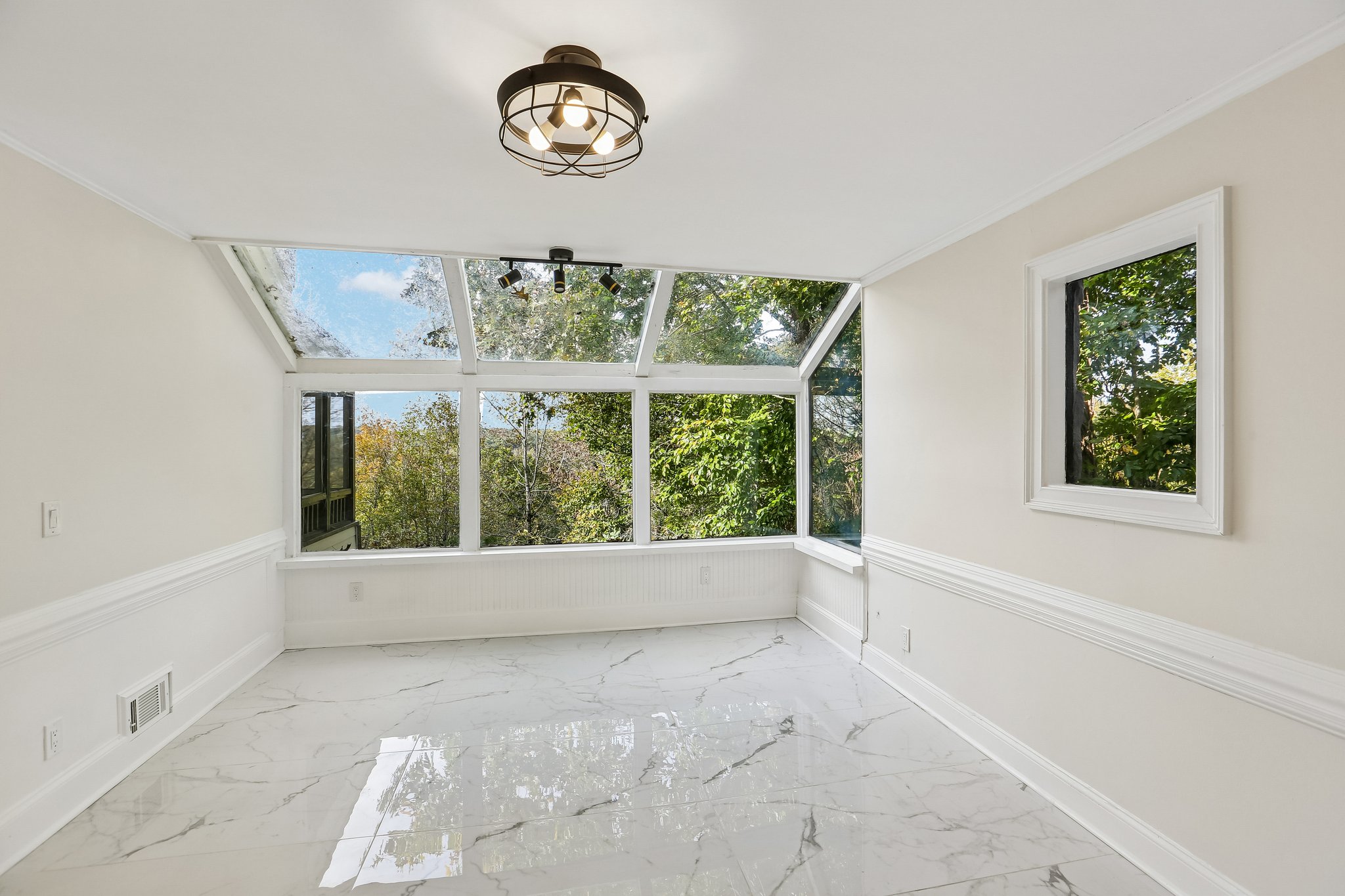 Photo 11 of 38 of 140 Huntcliff Pt, Sandy Springs, GA