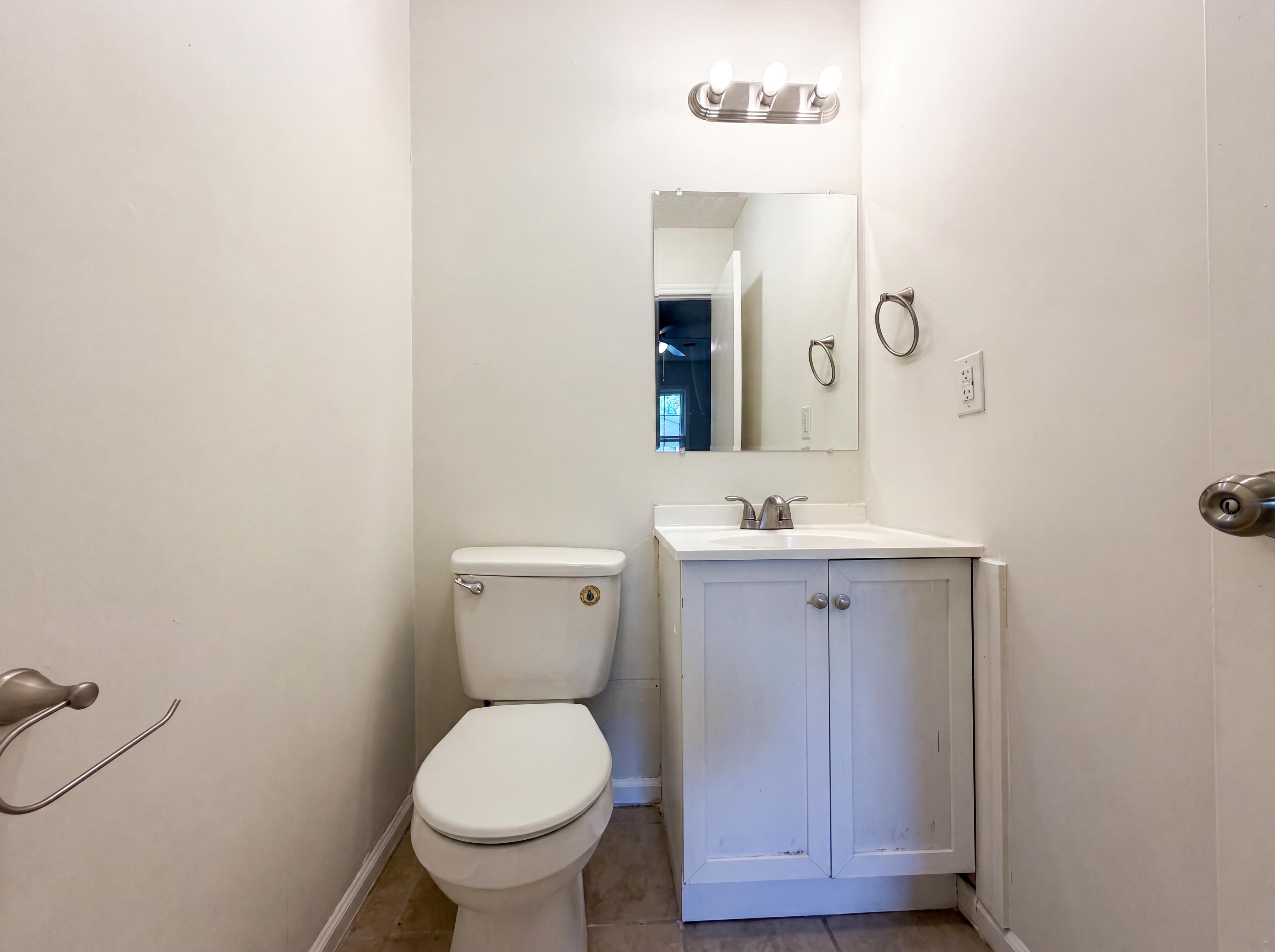 Photo 13 of 23 of 4708 Chaucer Dr, Greensboro, NC