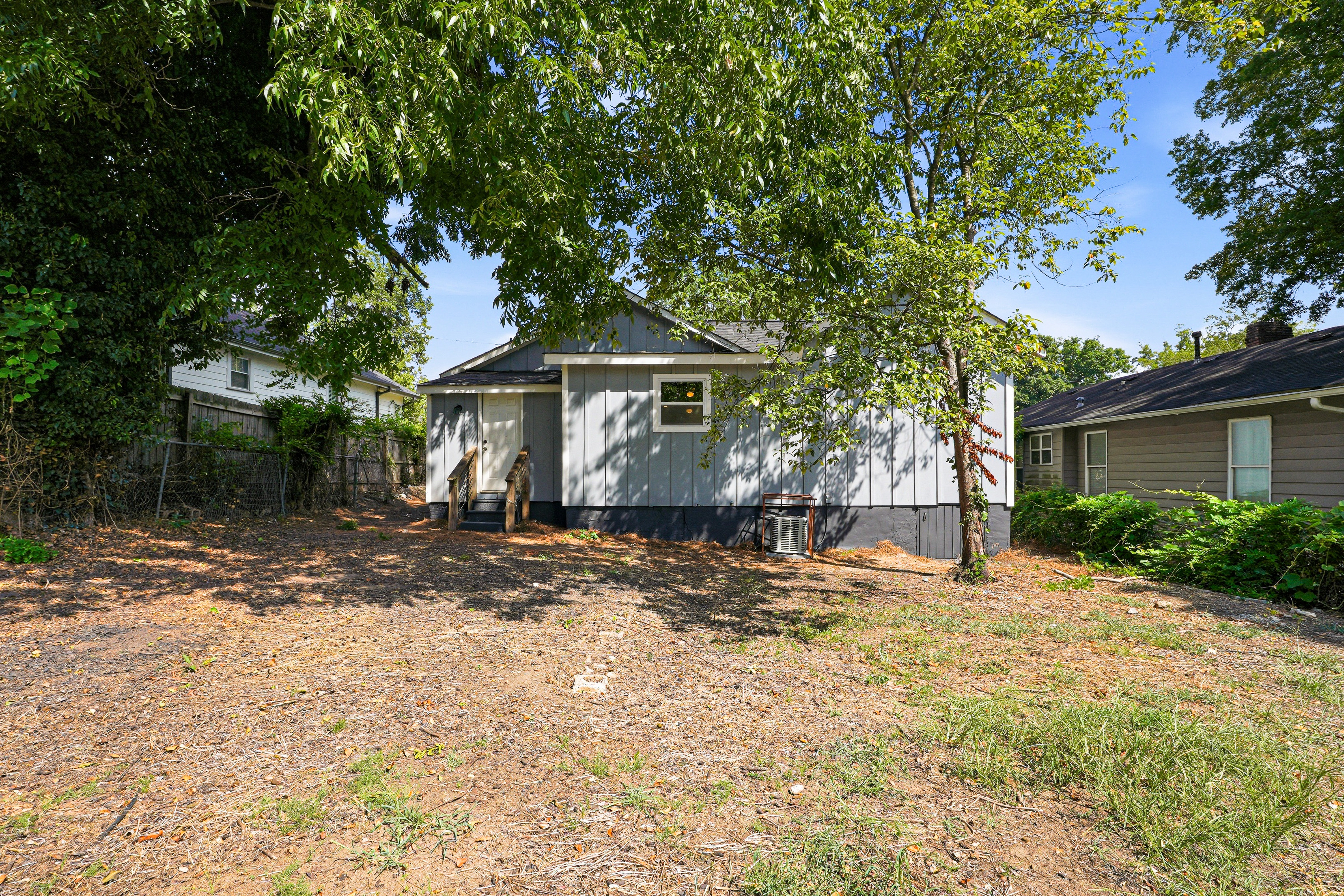Photo 5 of 25 of 1233 Oakland Dr SW, Atlanta, GA