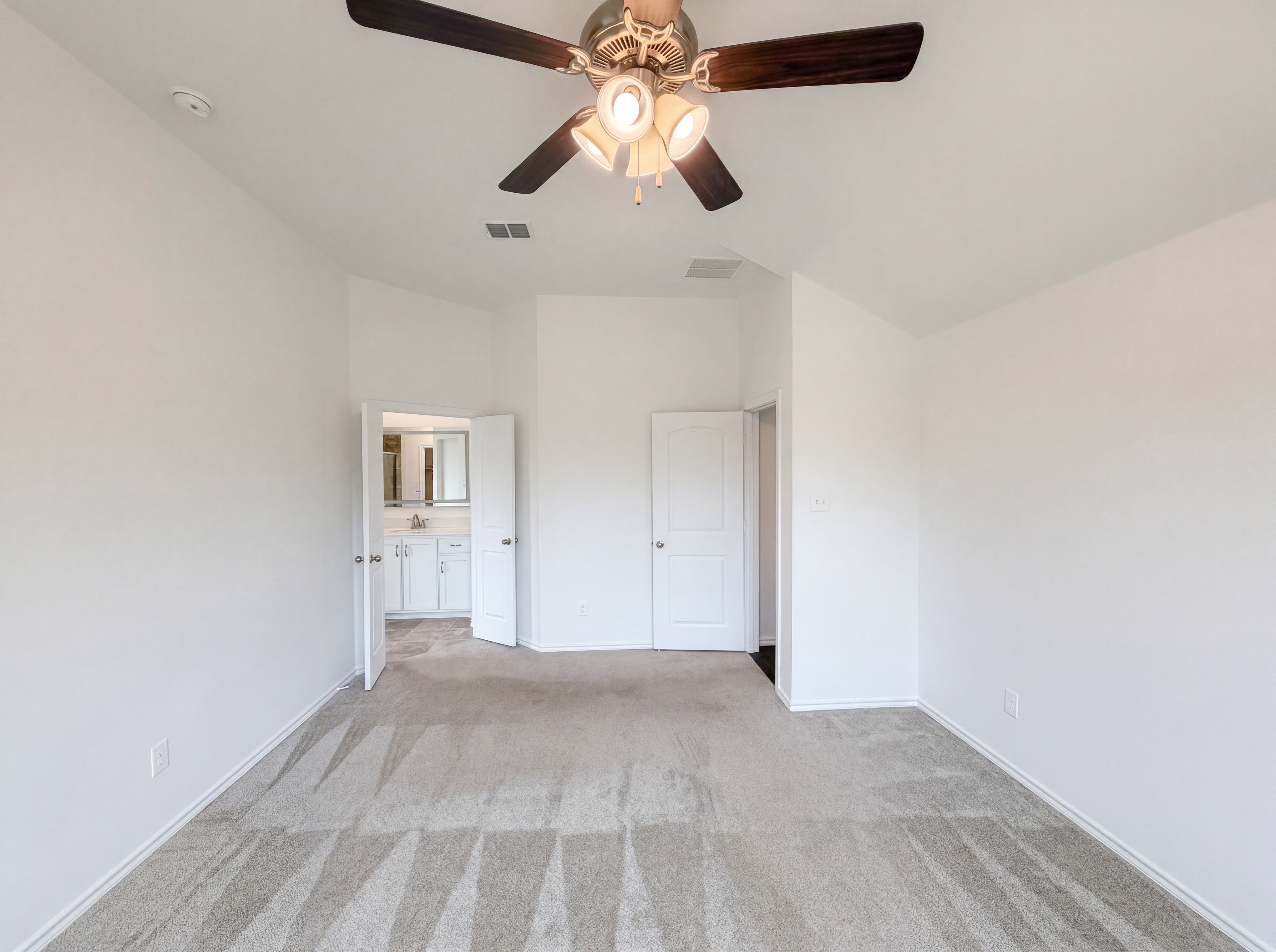 Photo 4 of 19 of 1631 Glade Meadows Dr, Joshua, TX