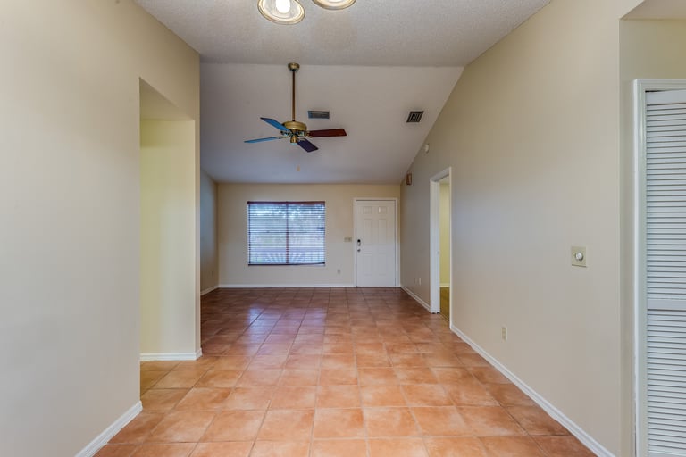 Photo 14 of 21 - 5530 Queenswood Dr, Orlando, FL 32810