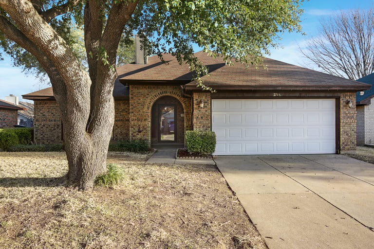 Photo 1 of 31 - 2716 Poplar Spring Rd, Fort Worth, TX 76123