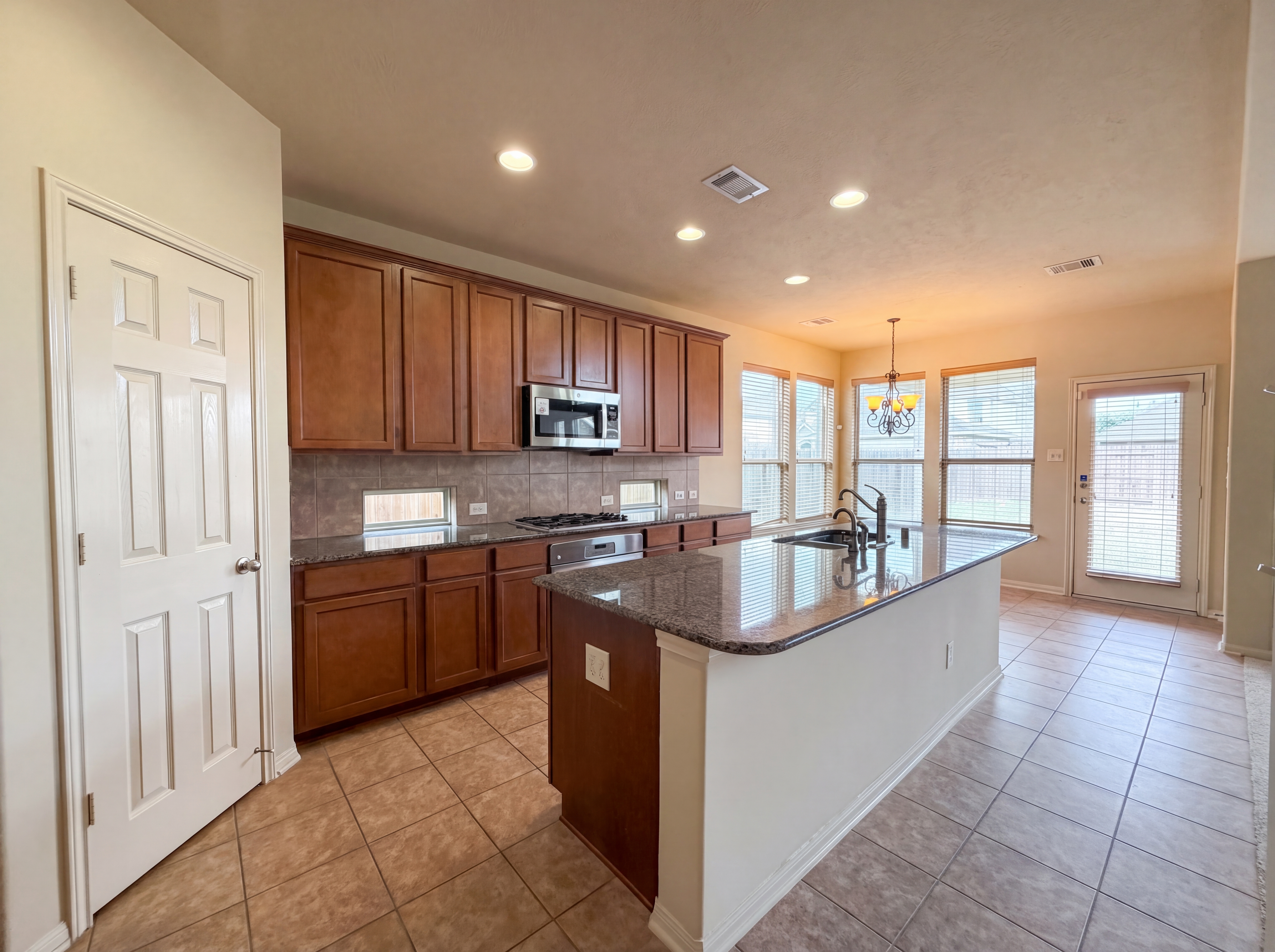 Photo 7 of 25 of 4710 Autumn Pine Ln, Houston, TX