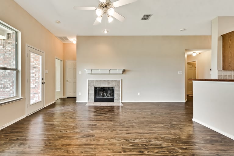 Photo 5 of 33 - 9621 Links Fairway Dr, Rowlett, TX 75089