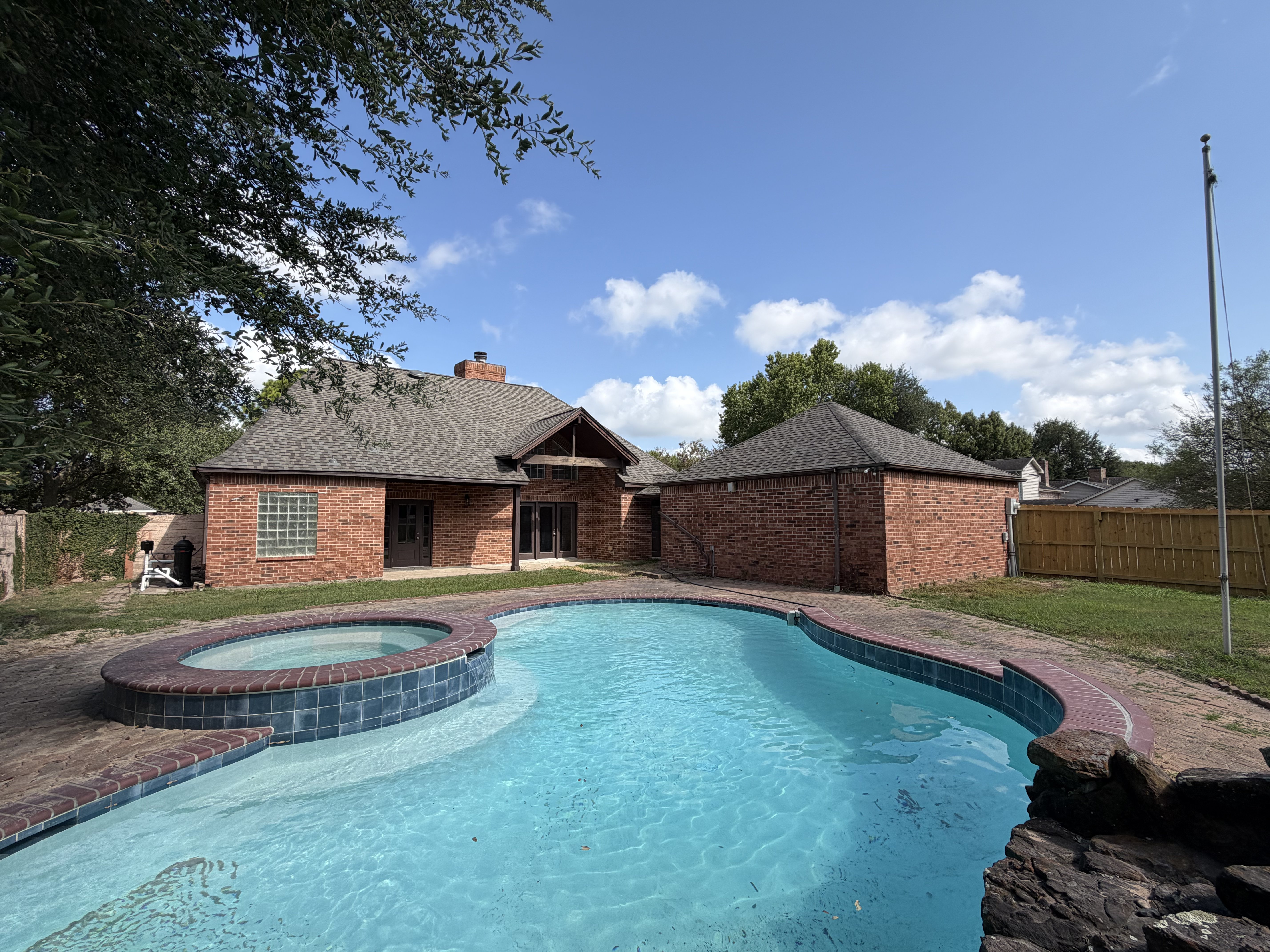 Photo 5 of 23 of 1102 Londonderry Ave, Friendswood, TX