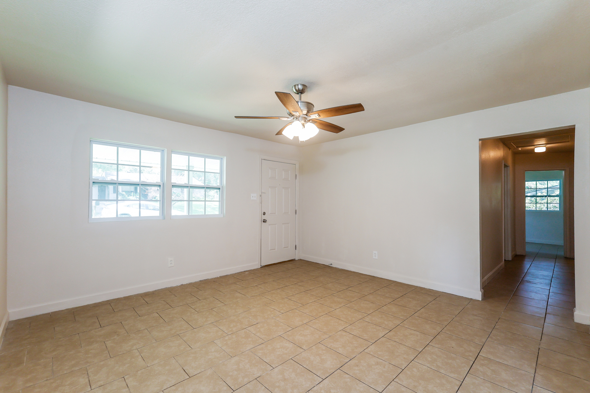Photo 3 of 21 of 704 Thornton Pl, Mobile, AL