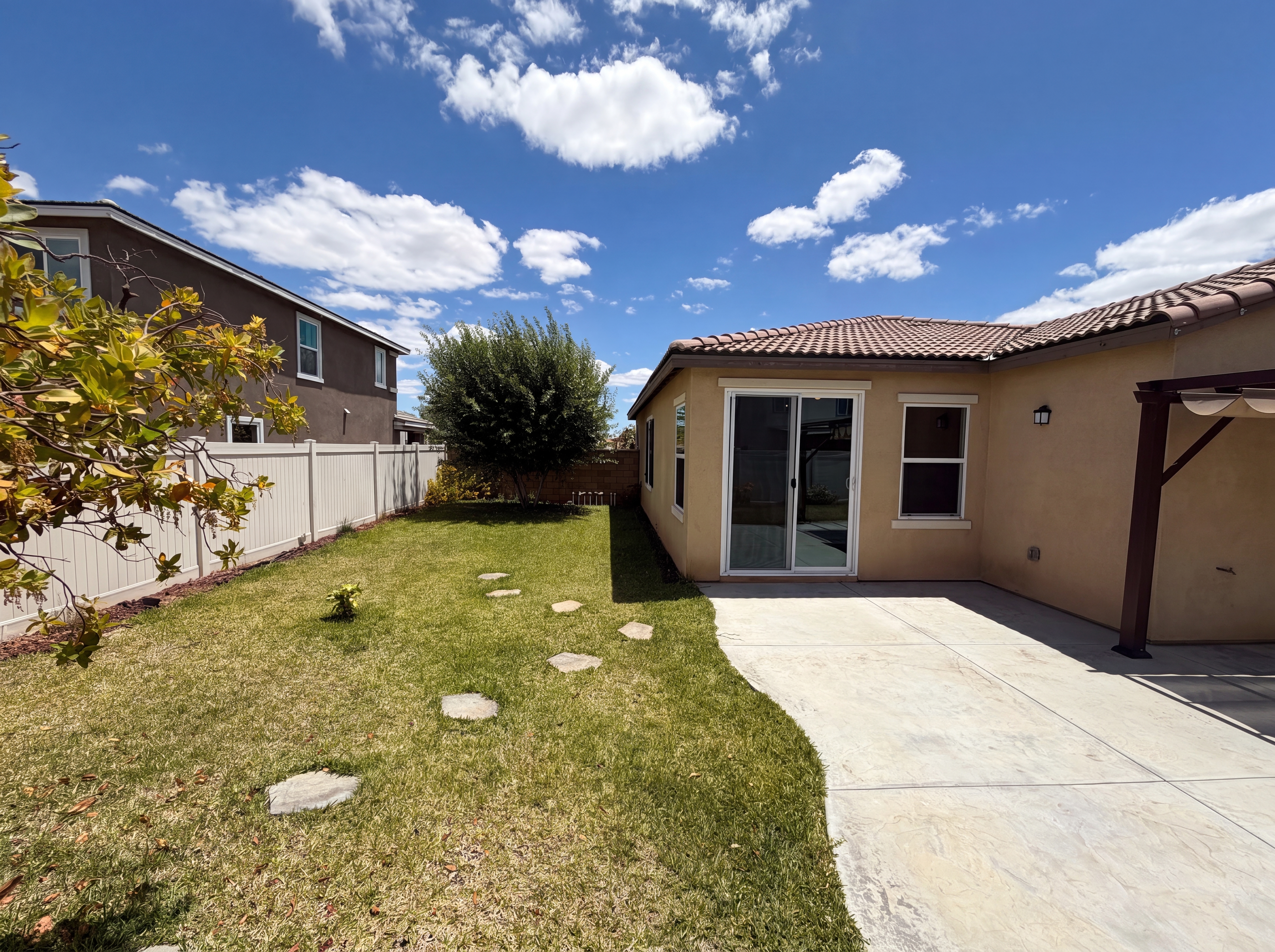 Photo 5 of 19 of 2460 Fernwood Ln, Perris, CA