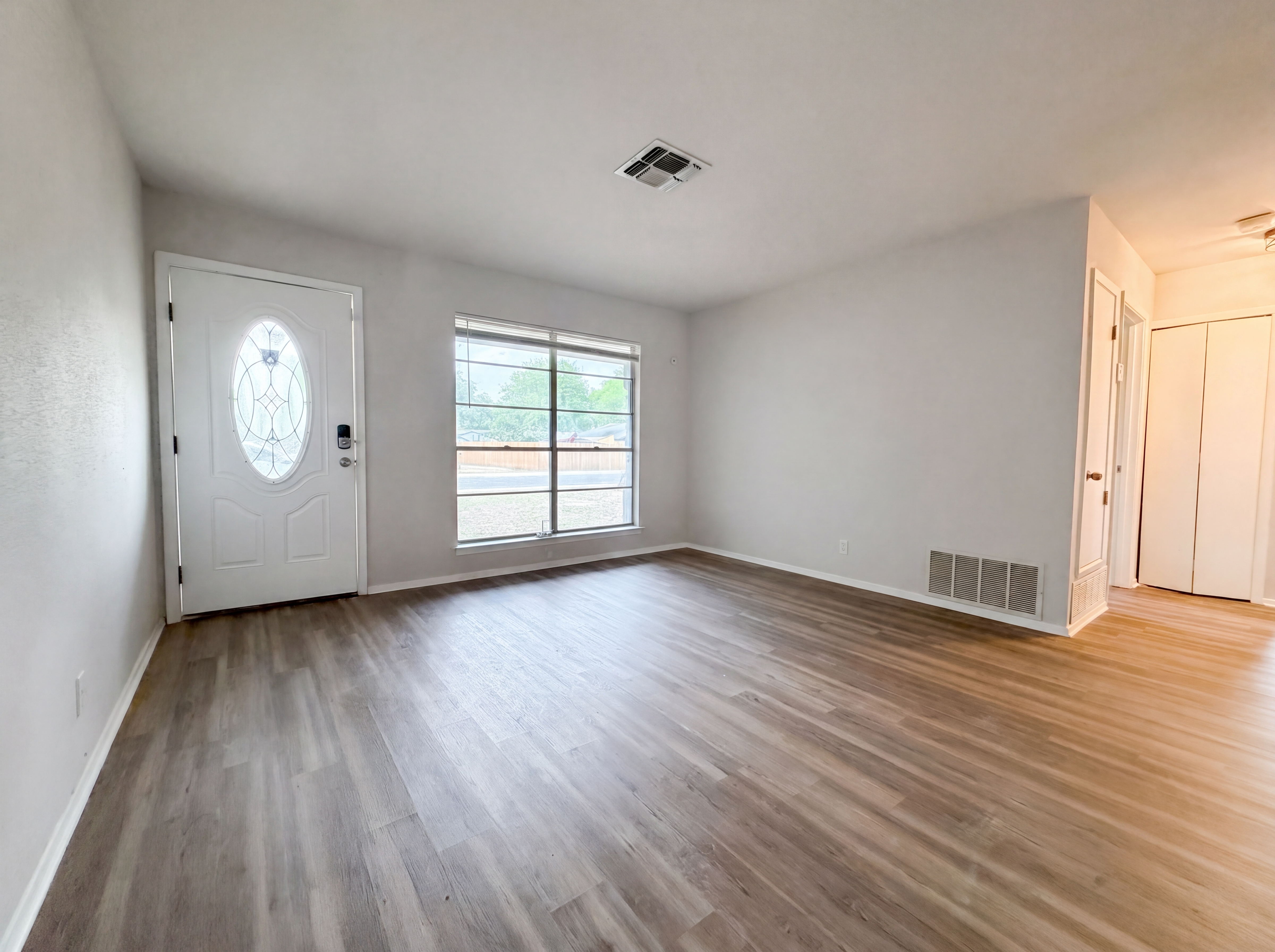 Photo 3 of 17 of 208 Forest Way, Schertz, TX