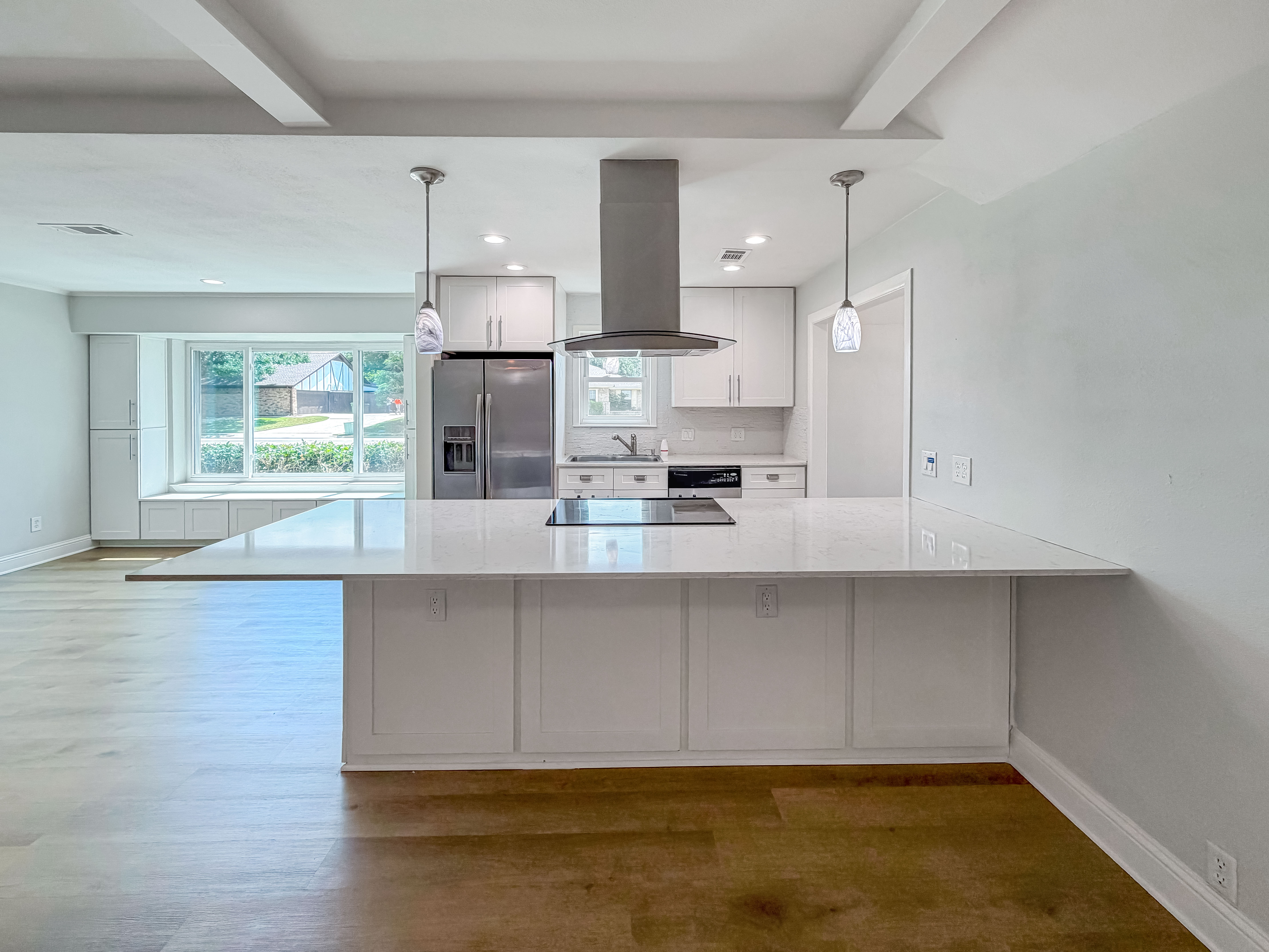 Photo 9 of 27 of 100 W Pleasantview Dr, Hurst, TX