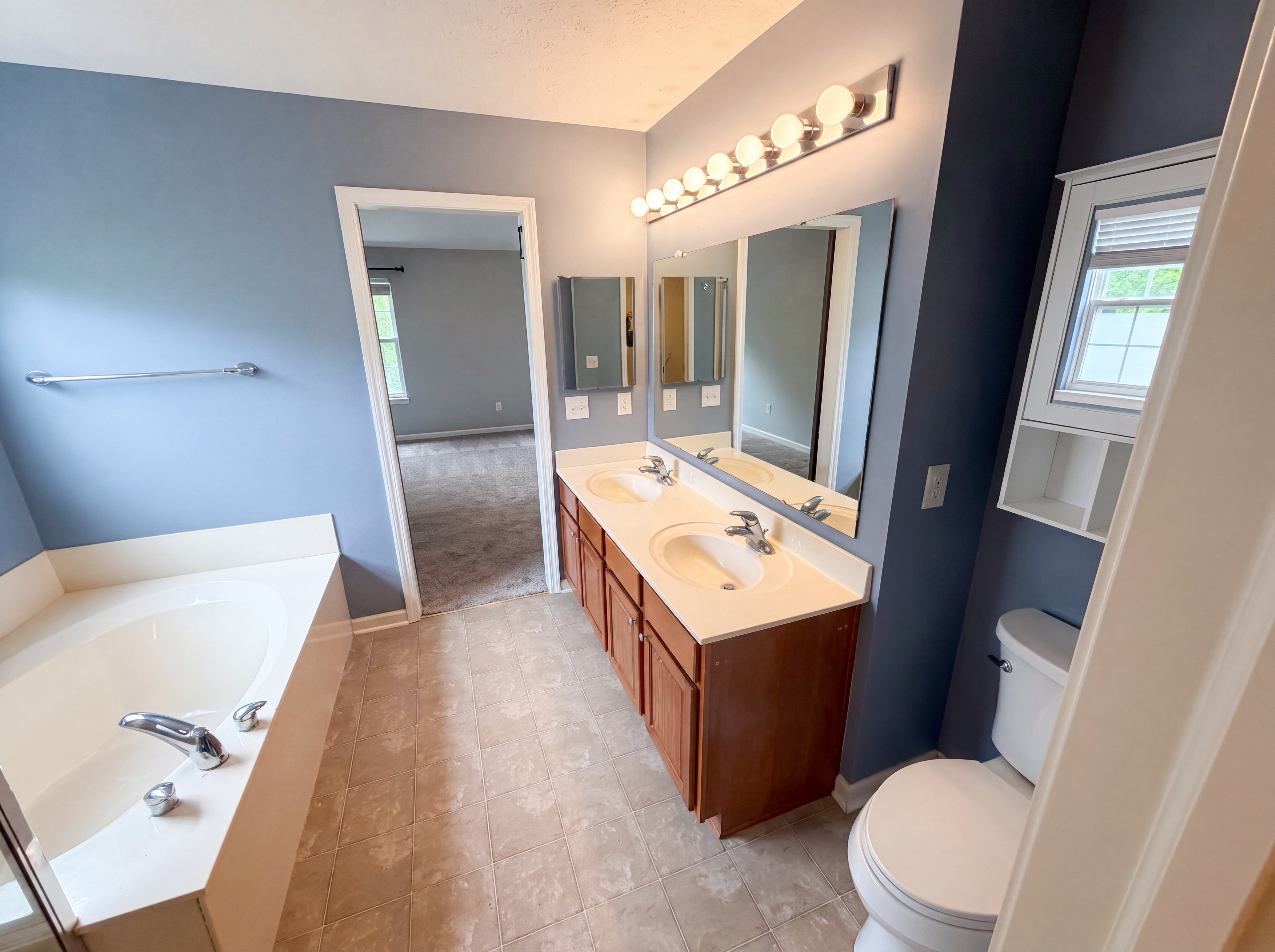 Photo 16 of 37 of 11871 Gatwick View Dr, Fishers, IN