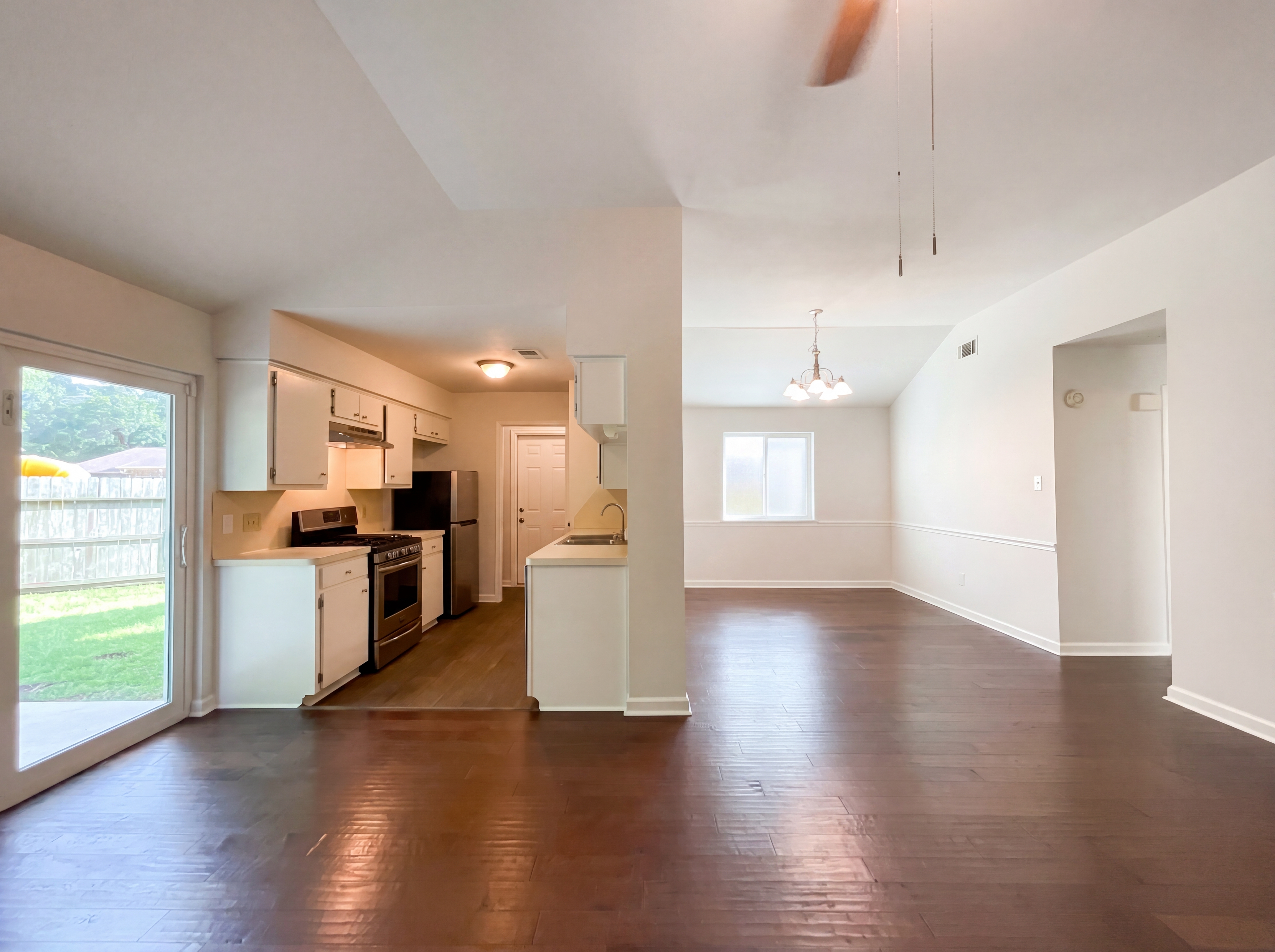 Photo 9 of 16 of 410 E Little Oak Ct, Spring, TX