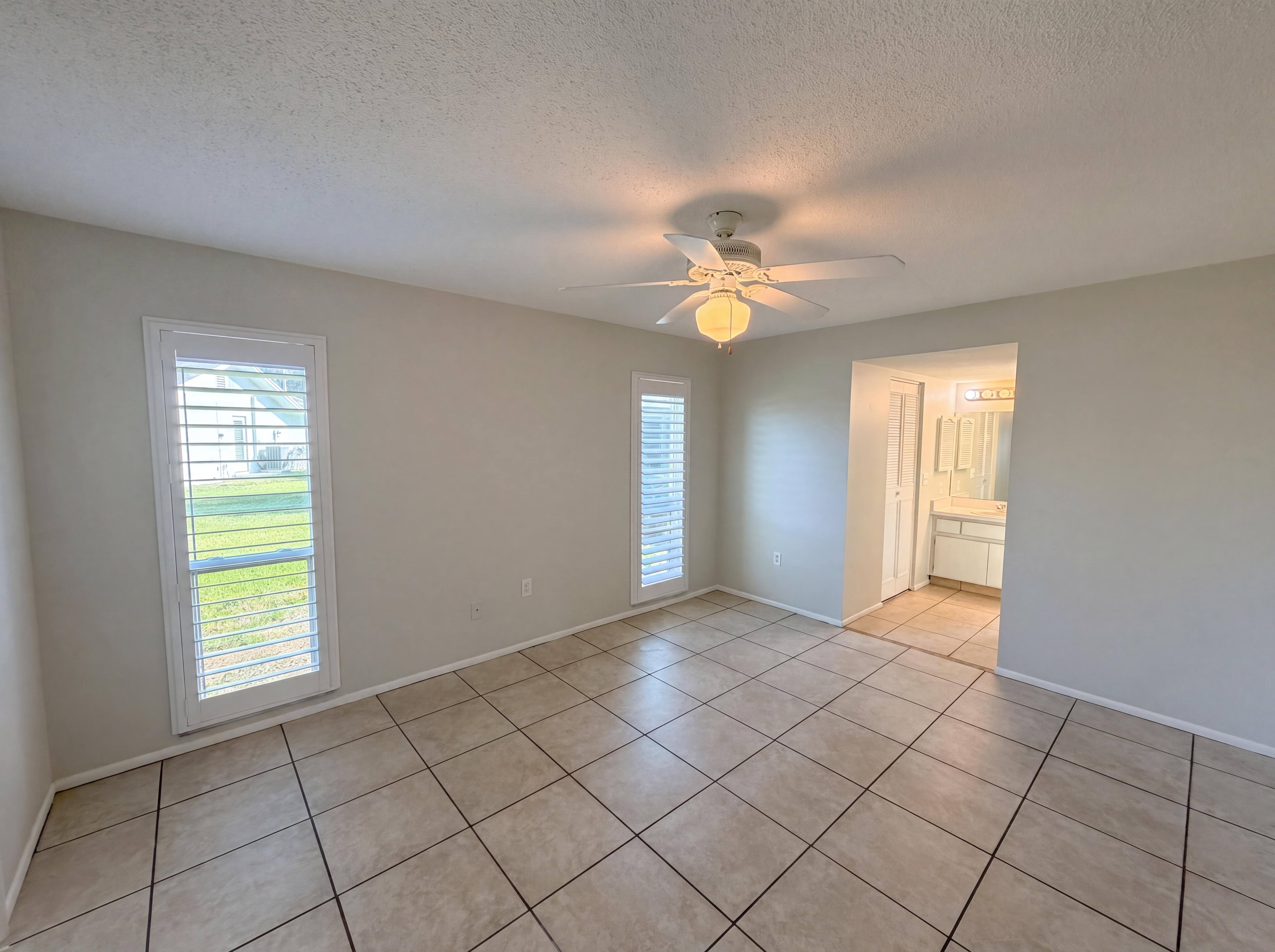 Photo 4 of 29 of 4561 Great Lakes Dr S, Clearwater, FL