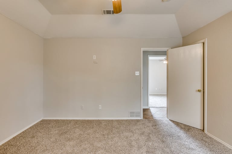 Photo 17 of 27 - 564 Dylan Ct, Azle, TX 76020