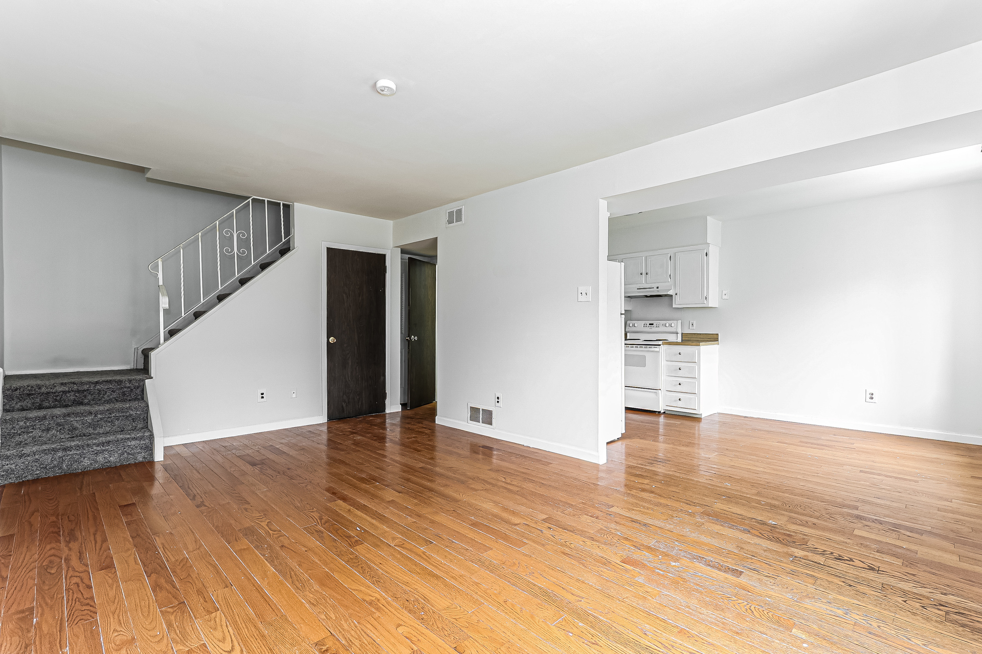 Photo 3 of 23 of 5200 Hilltop Dr, Brookhaven, PA