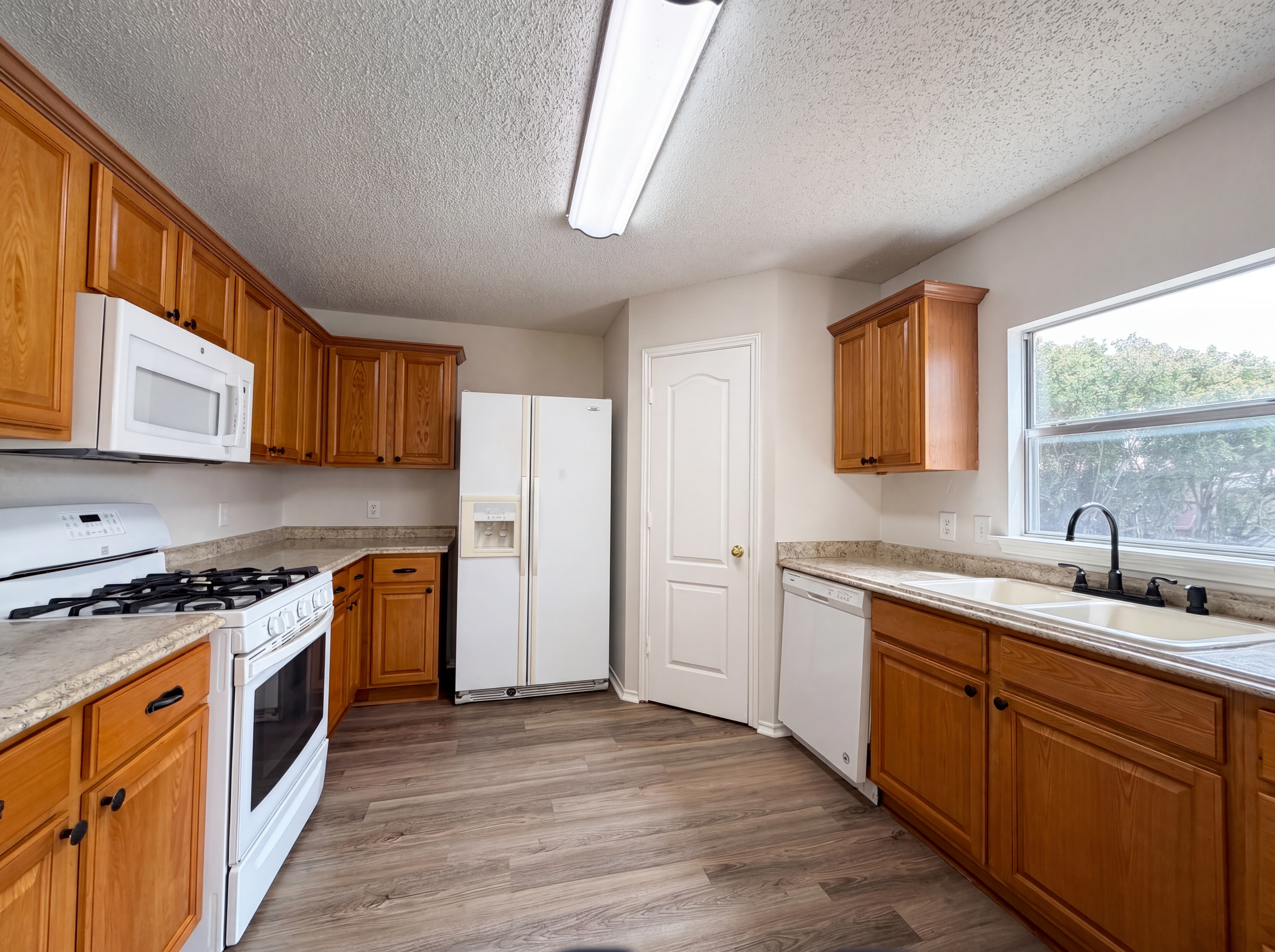 Photo 2 of 19 of 7001 Edmundson Dr, Arlington, TX