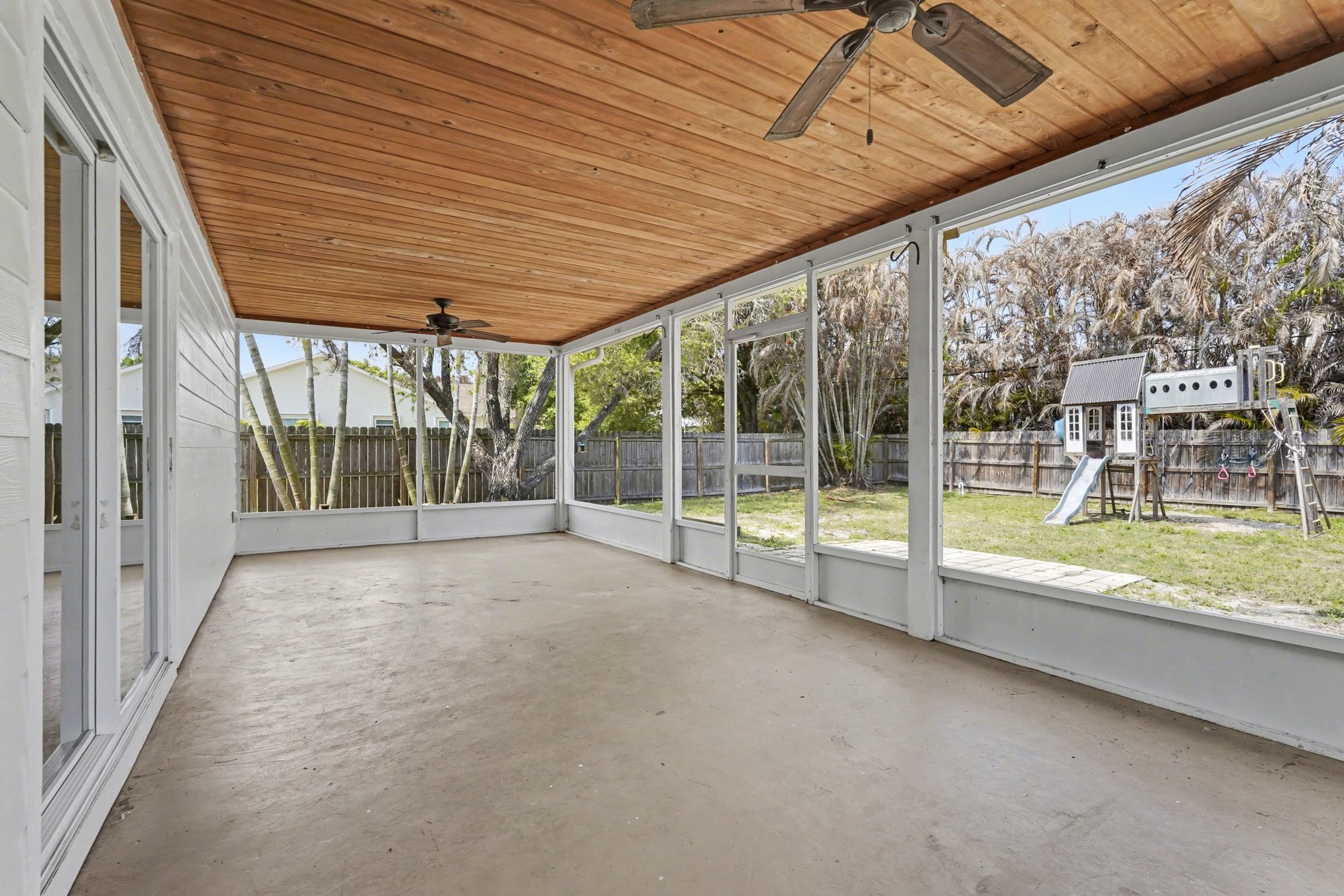 Photo 15 of 20 of 767 Rolling Hill Dr, Sebastian, FL